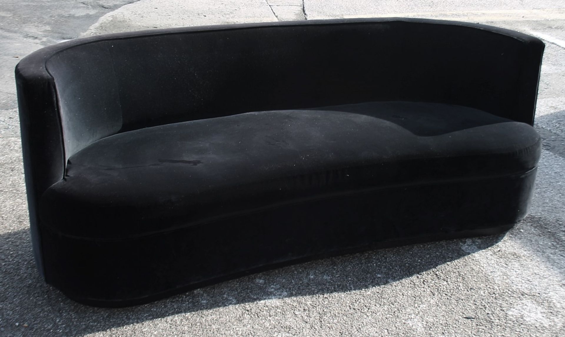 1 x Stylish Curved Sofa Richly Upholstered In Black Velvet - Showroom Example - Image 4 of 7