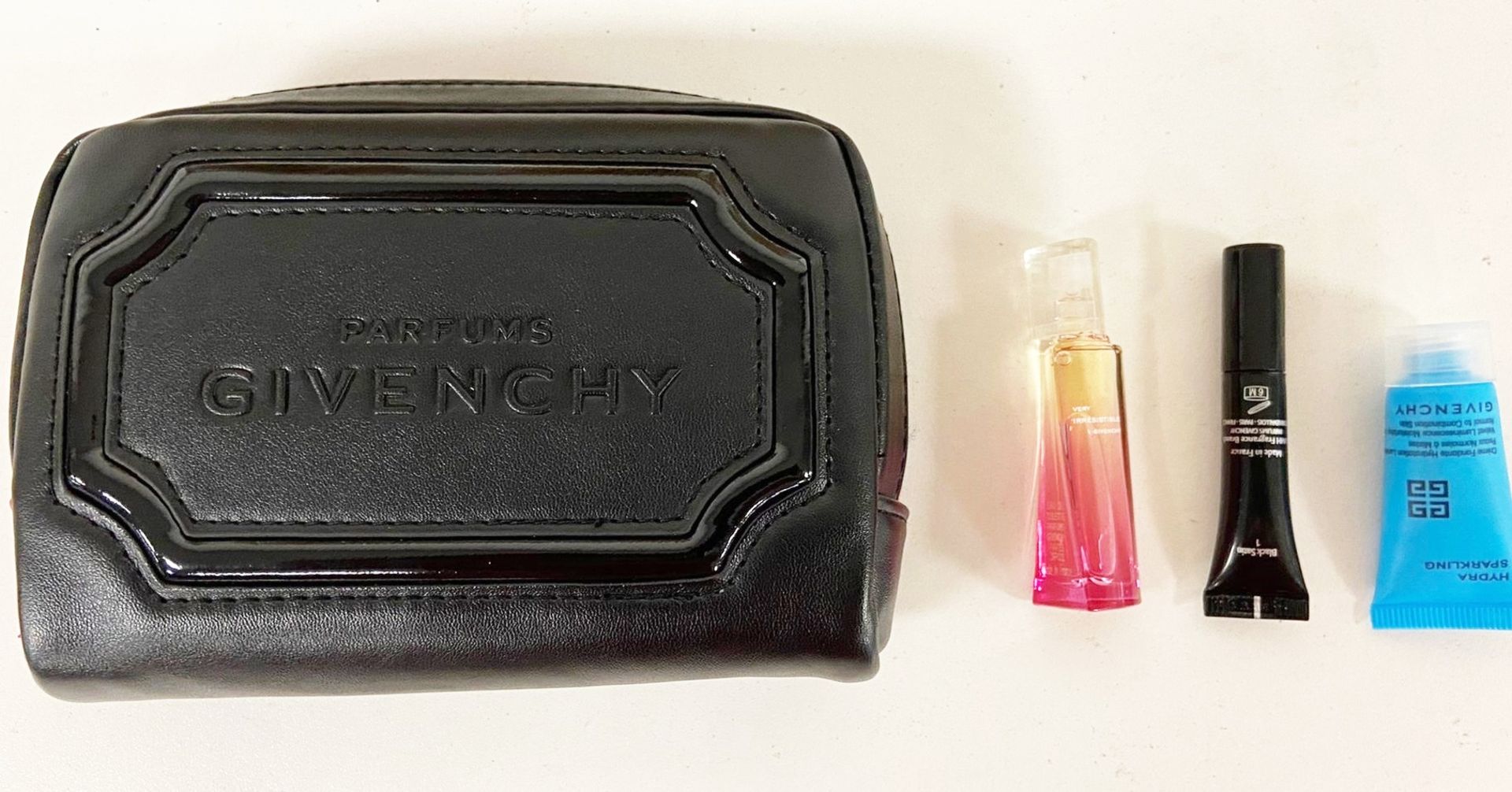 10 x GIVENCHY Parfums Kits With Carrying Case And Irresistible Spray - Image 4 of 4
