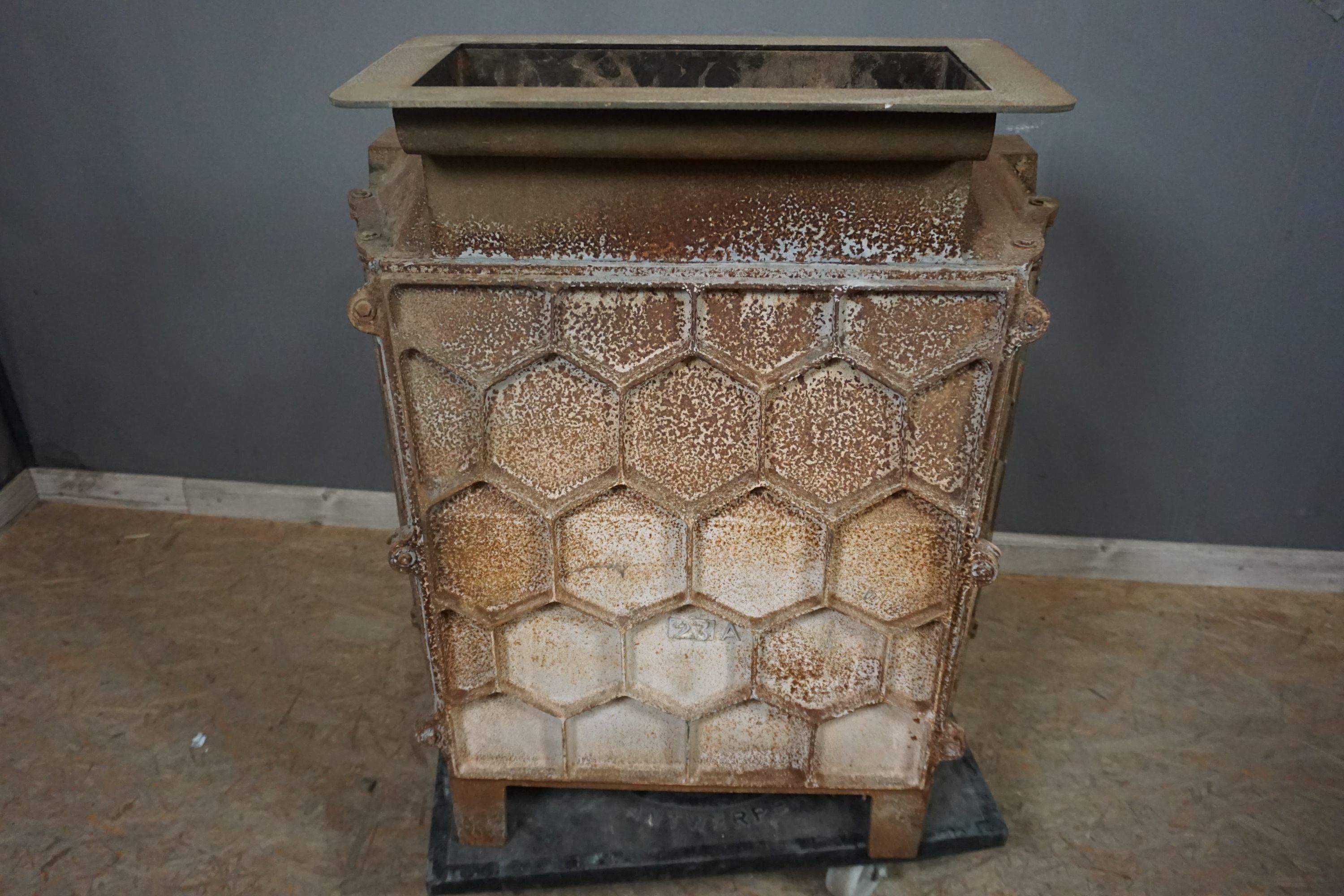 Fireplace in cast iron H77x71x44 - Image 2 of 2