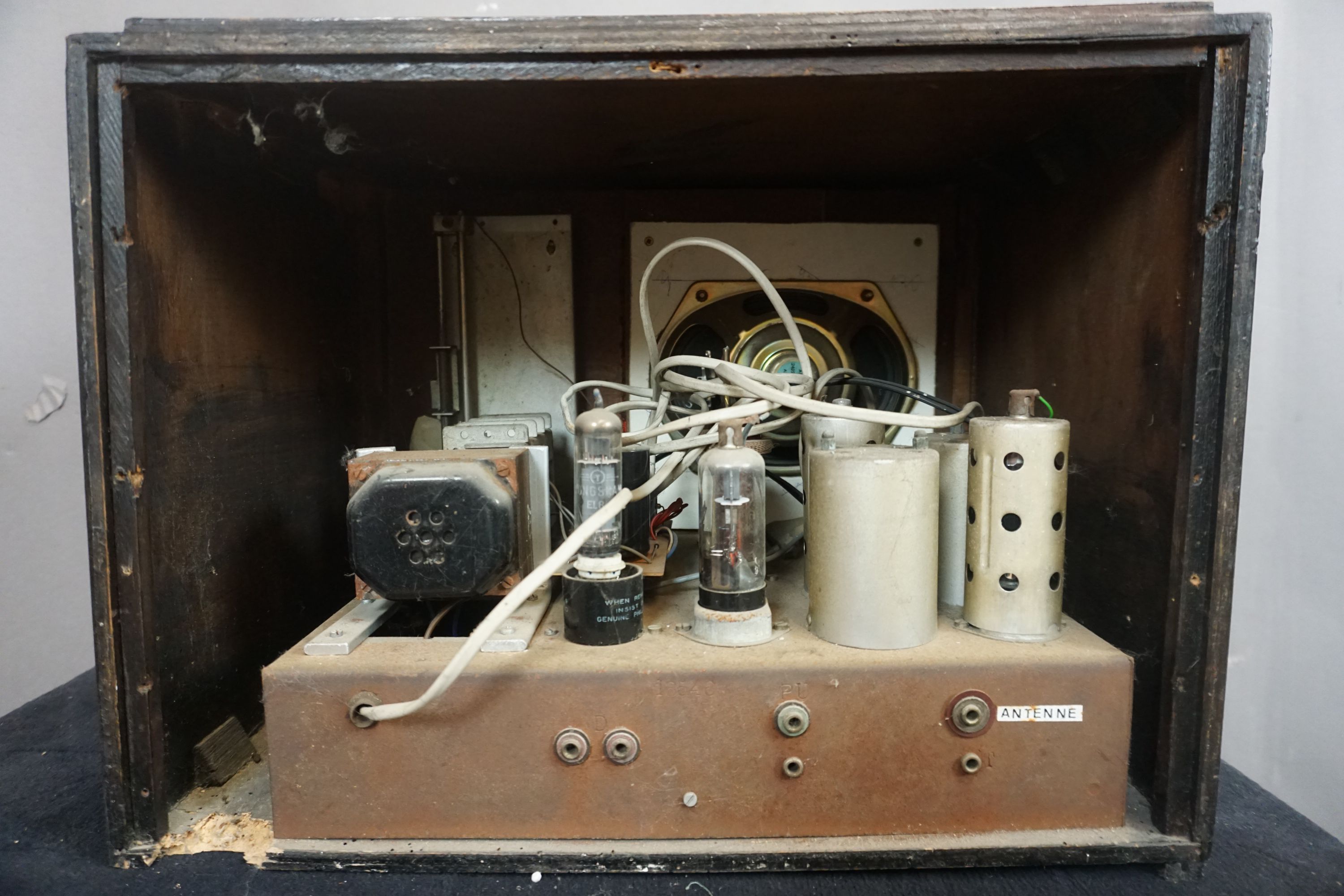 Radio Rela H34X44X31 - Image 2 of 2