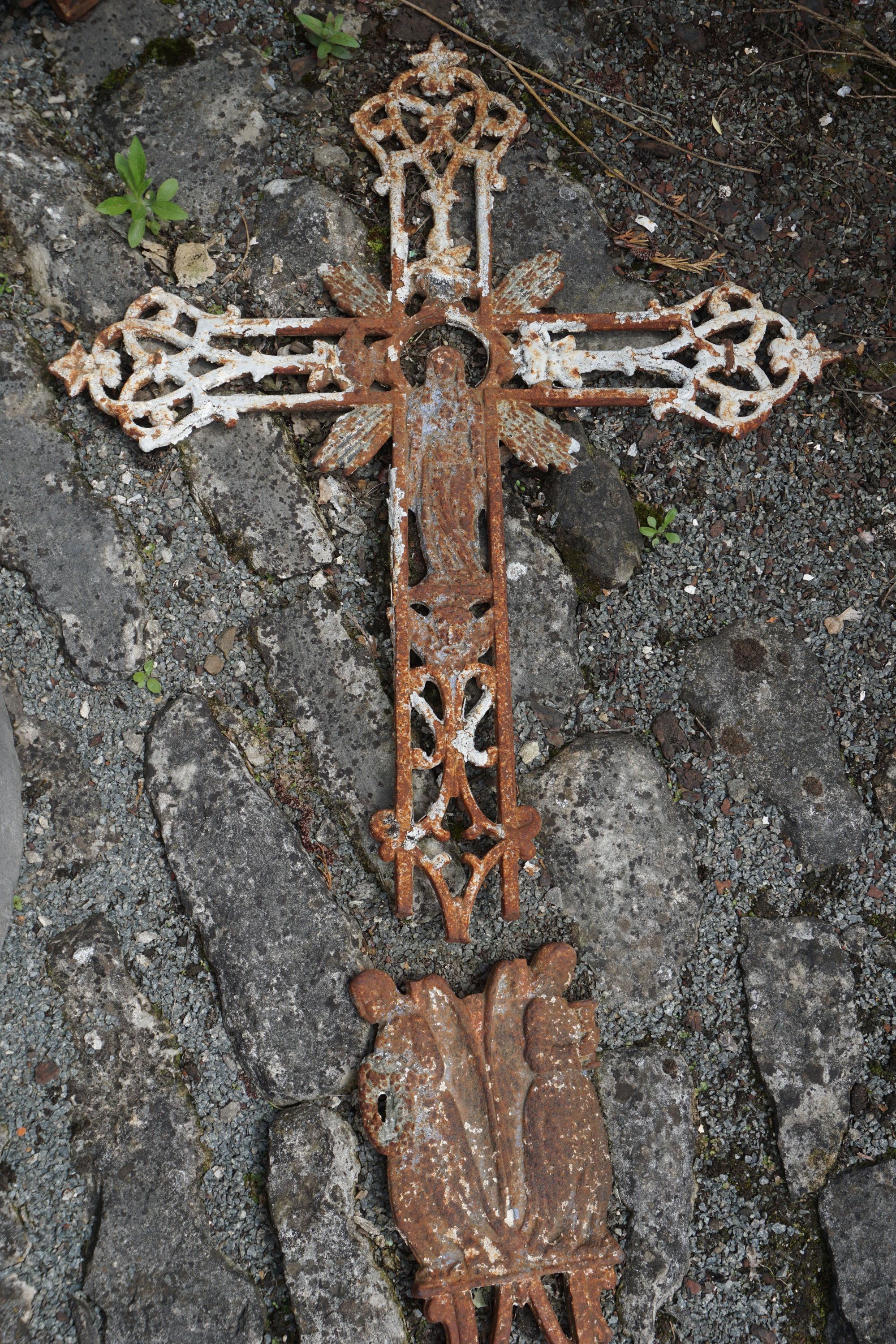 Crucifix in cast iron H88x54 - Image 2 of 2