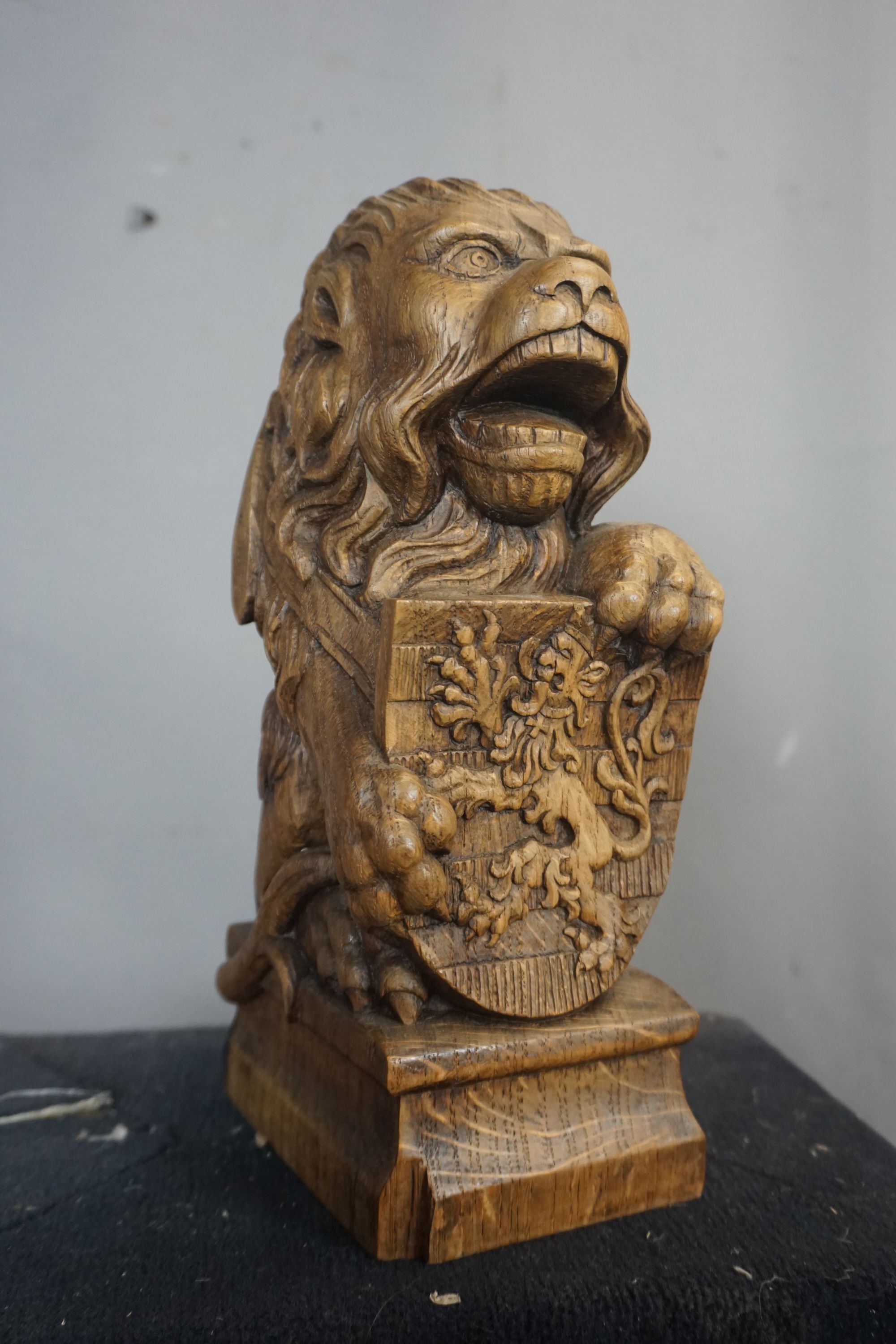 Sculpture in wood, lion with coat of arms H30