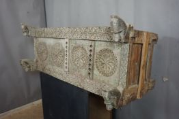 Indian casket in wood H55x126x56