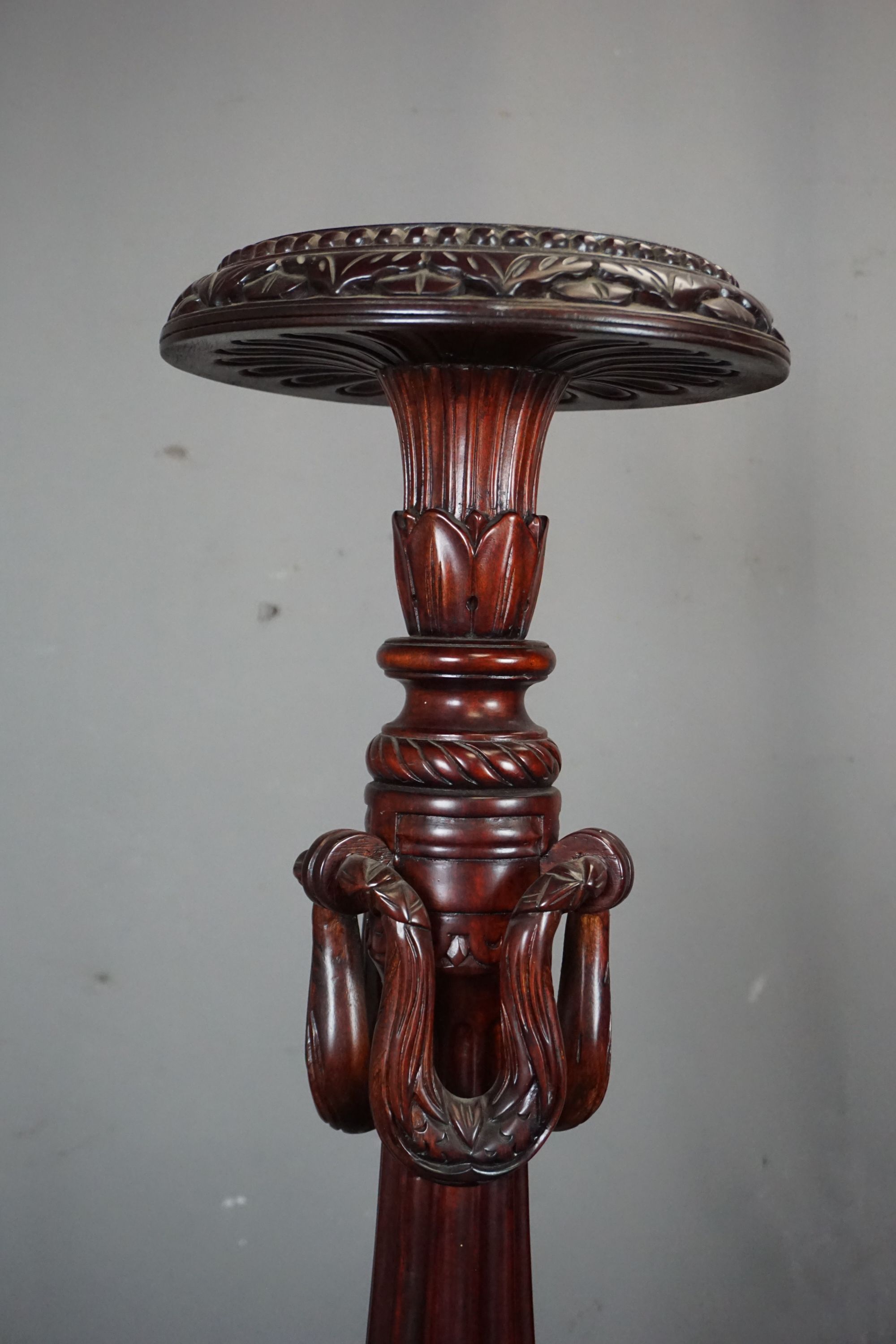 Finely crafted pedestal in wood H147 - Image 3 of 3