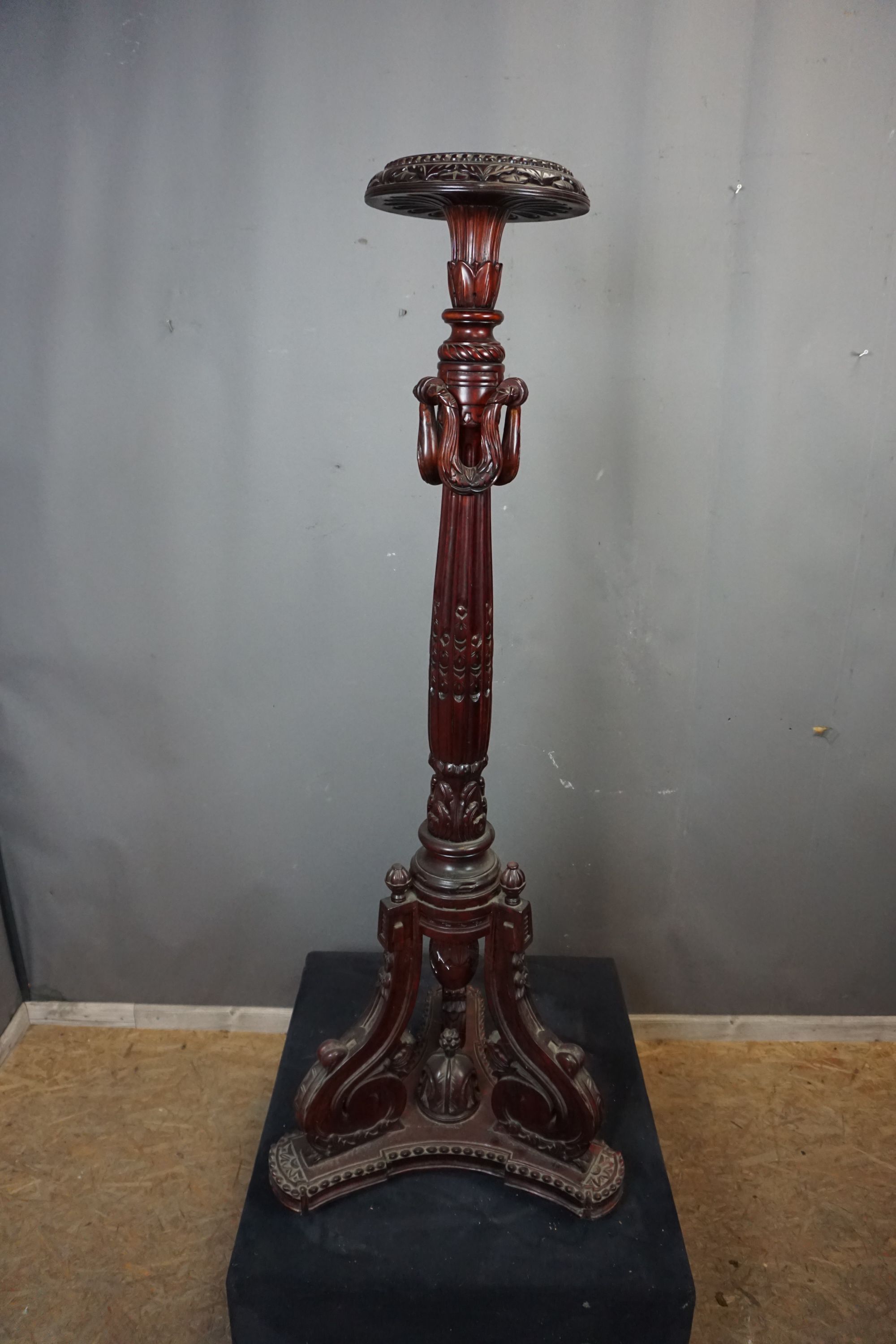 Finely crafted pedestal in wood H147 - Image 2 of 3