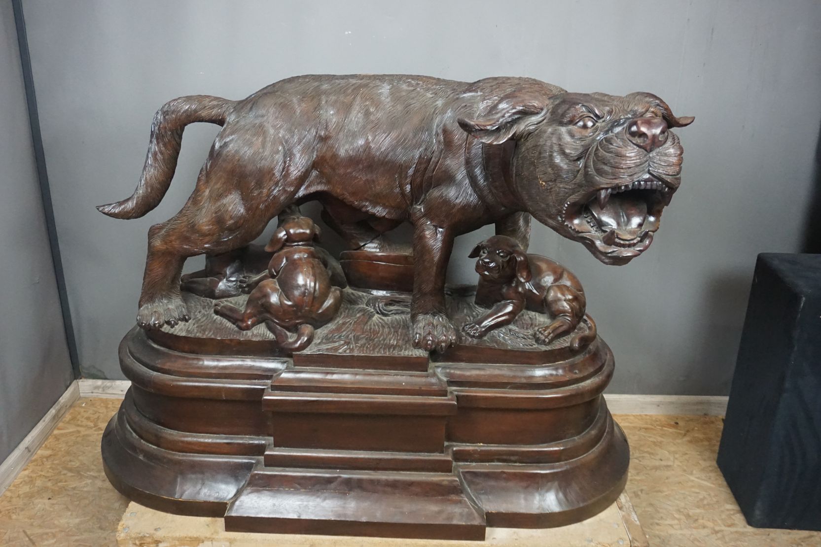 Monumental sculpture in wood, dog with nursing puppies, H110X150X81 - Image 3 of 4