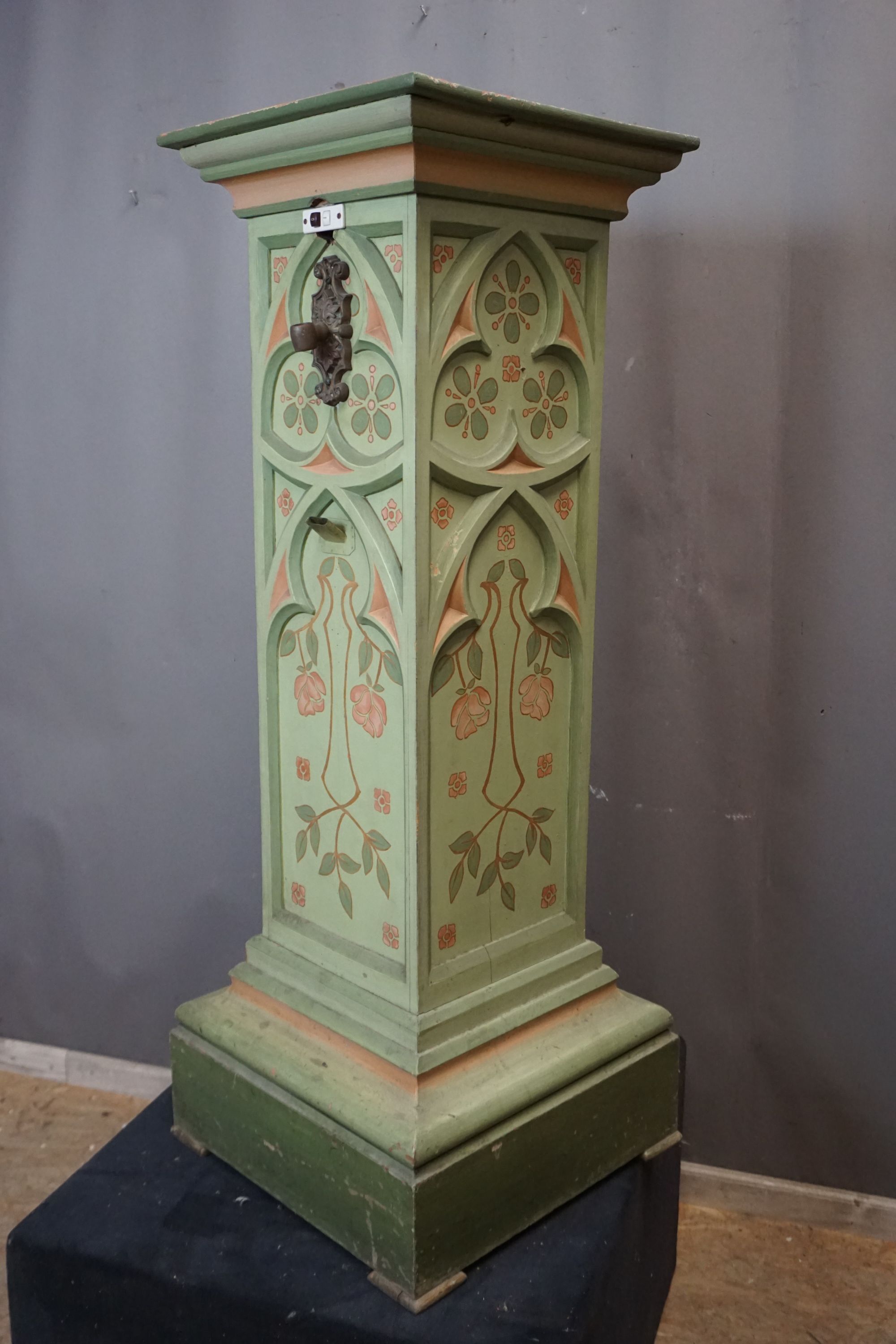 Neogothic, Soccle in wood, painted H127x44x44 - Image 2 of 3