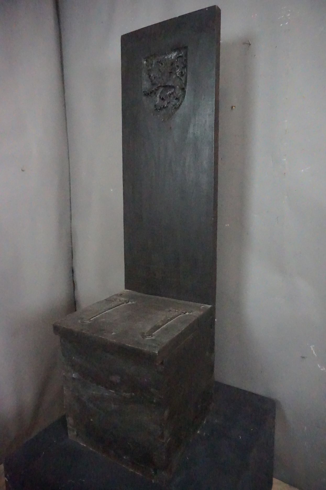 Throne / suitcase in wood with coat of arms H144x40x43 - Image 3 of 5