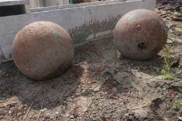 Couple of spheres in cast iron diameter 30