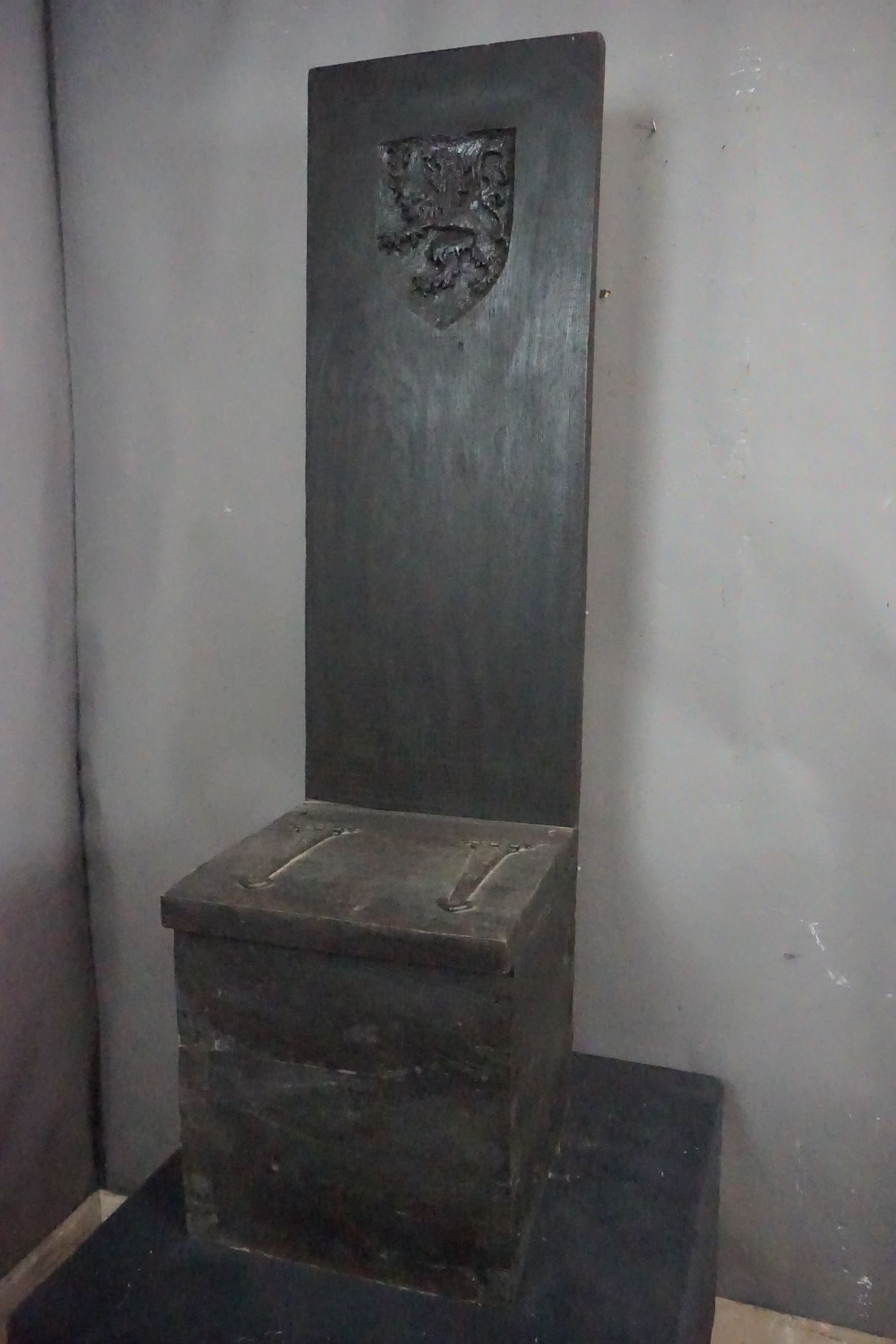 Throne / suitcase in wood with coat of arms H144x40x43