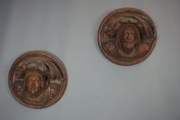 Couple of medallions in wood, diameter 35