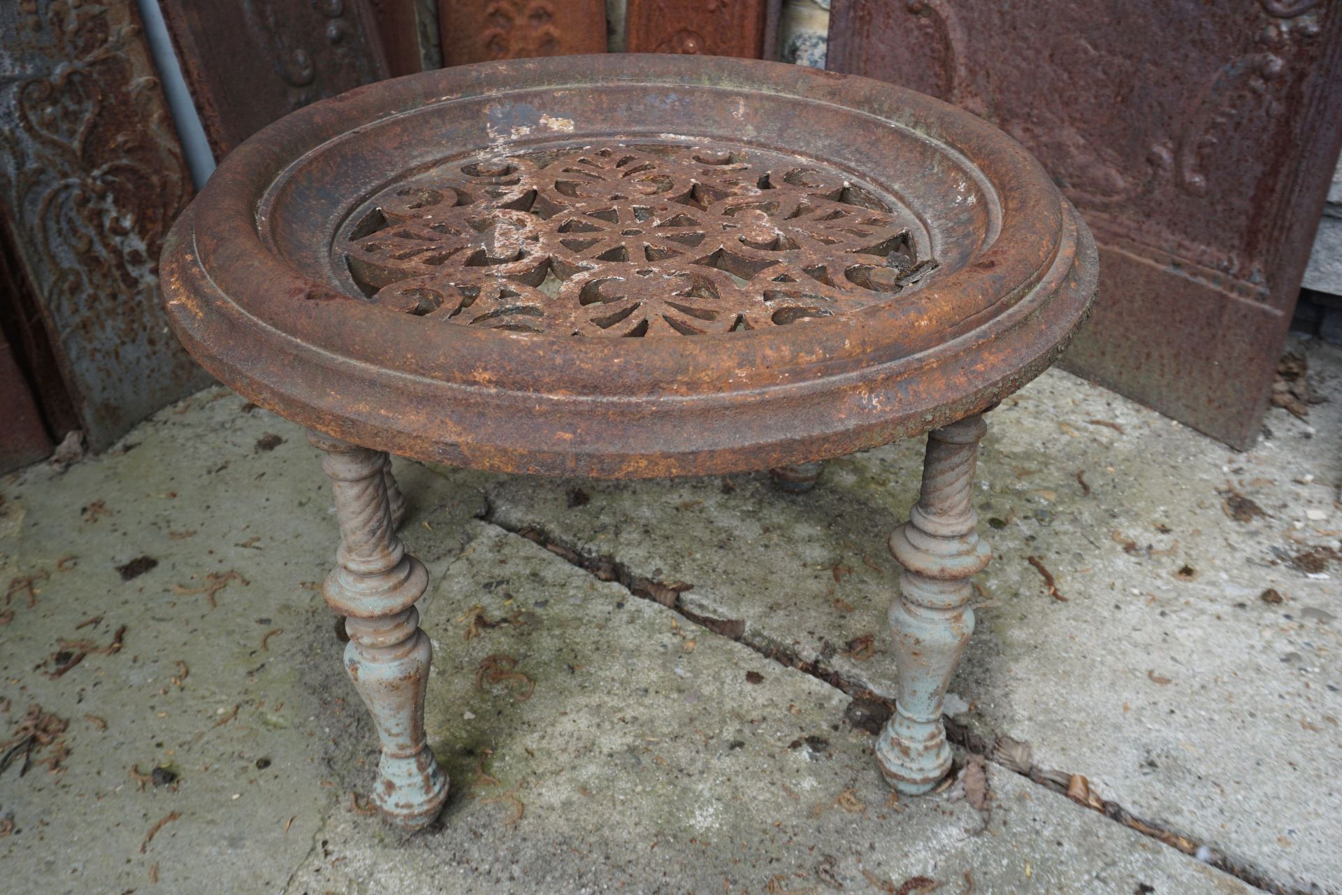 Round table in cast iron H42x62