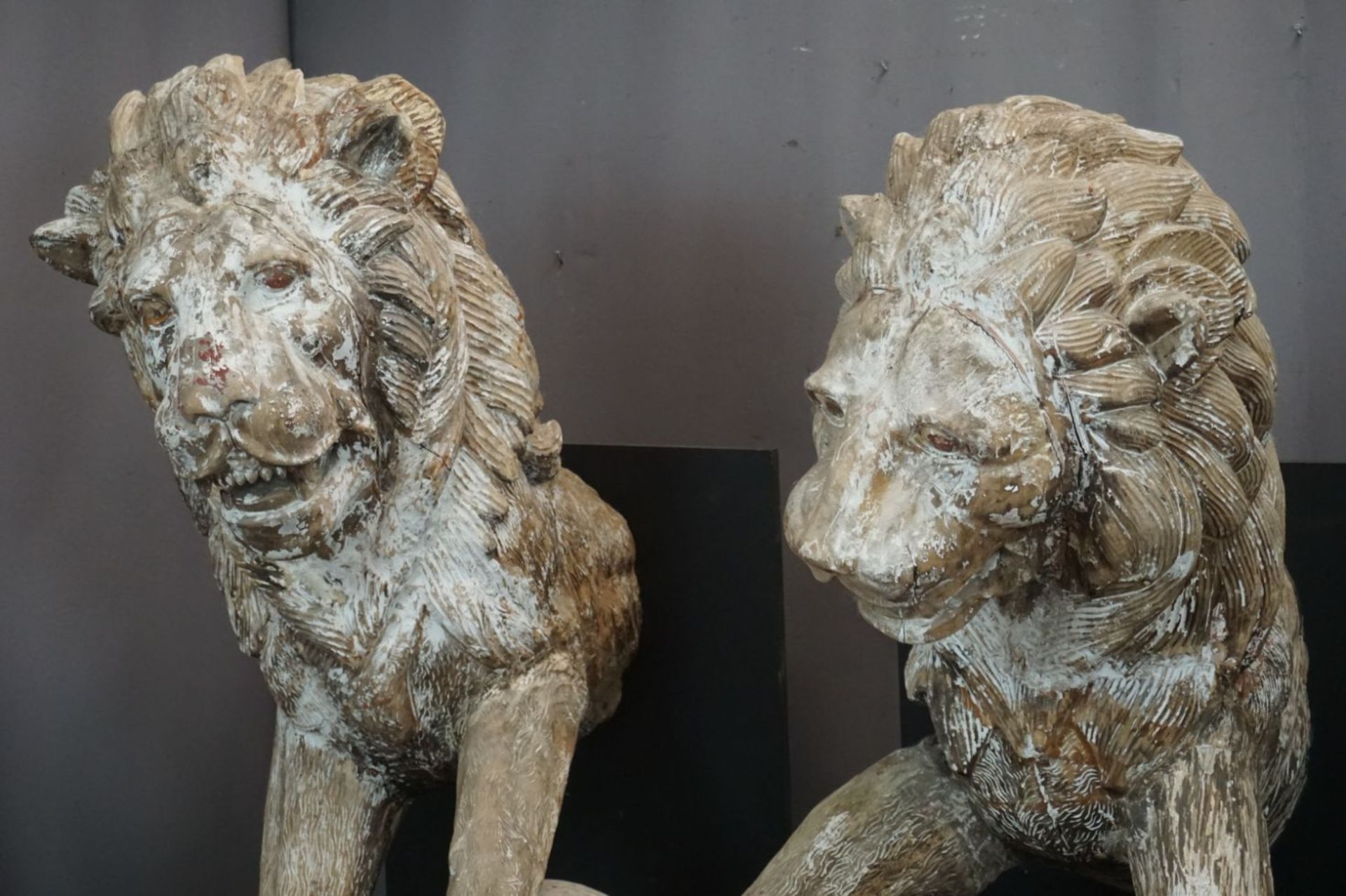 Paire of lions in wood, architectural 17th? (Amsterdam) H165x65x92 - Image 2 of 11