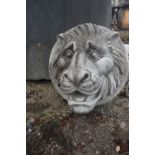 Lion head in white marble diameter 43