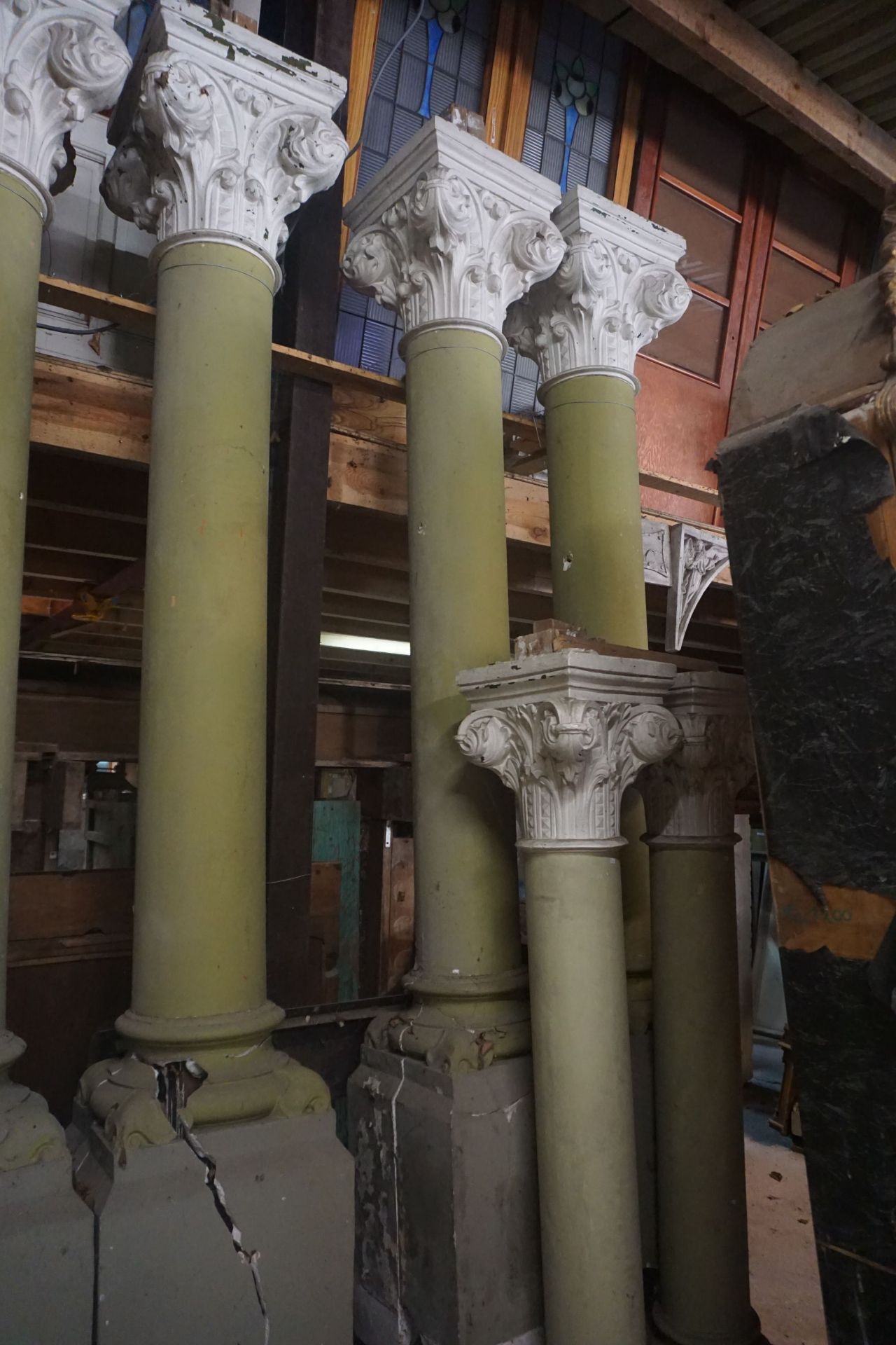 Lot (3) of columns in plaster H305x45x45, damages