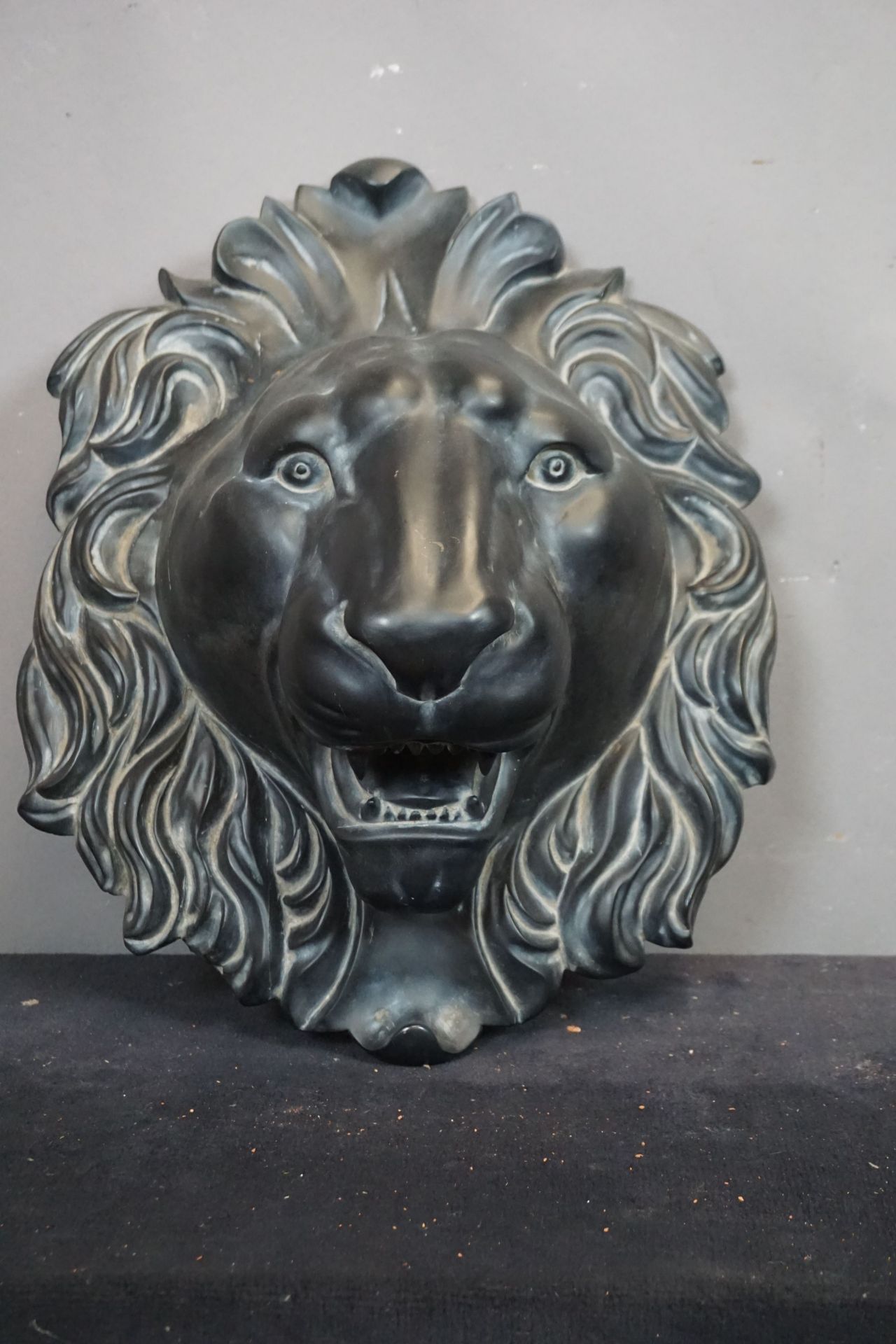 Decorative lion head in wood H50x42