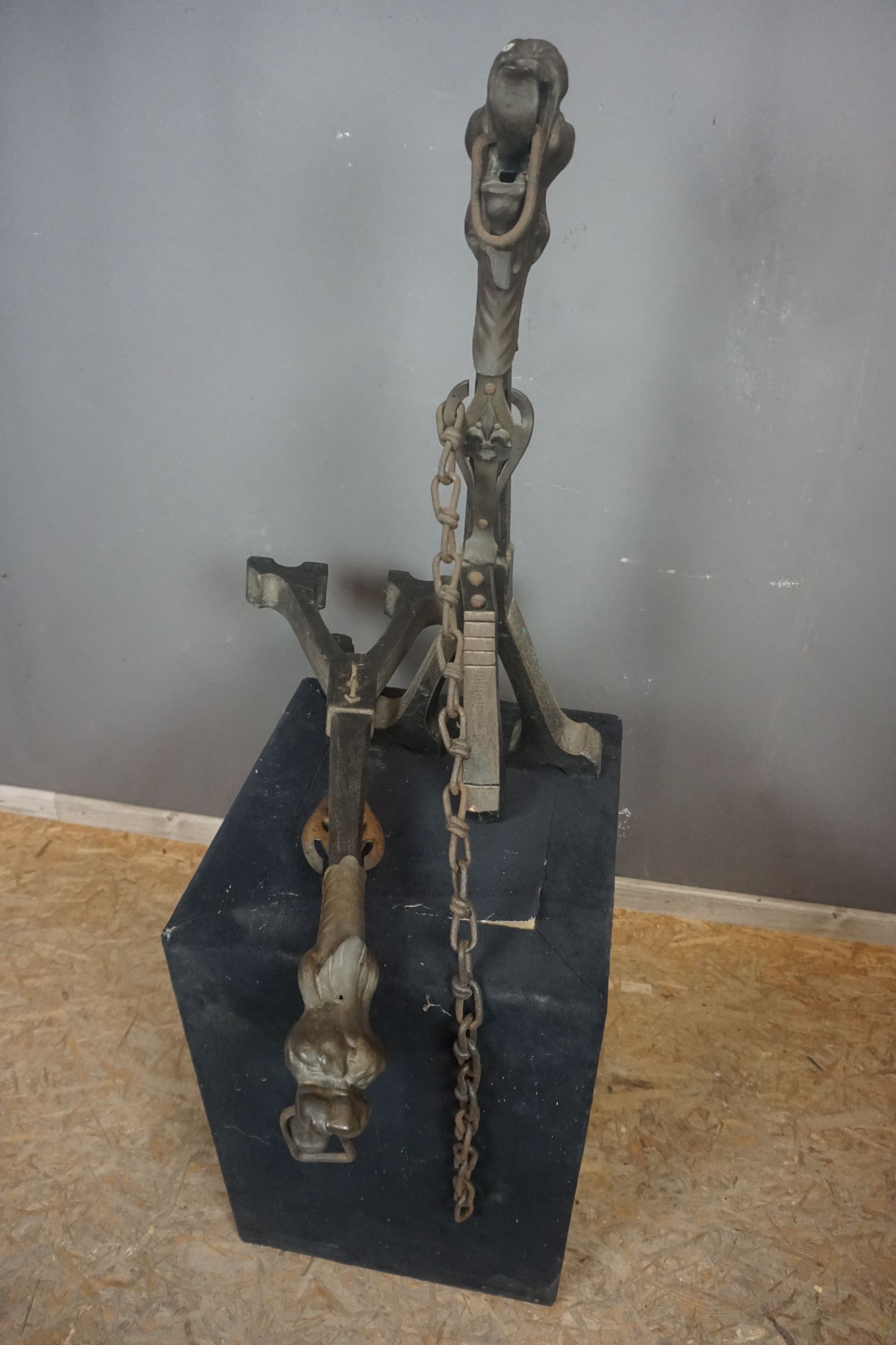 Couple of decorative andirons in wrought iron and bronze H74