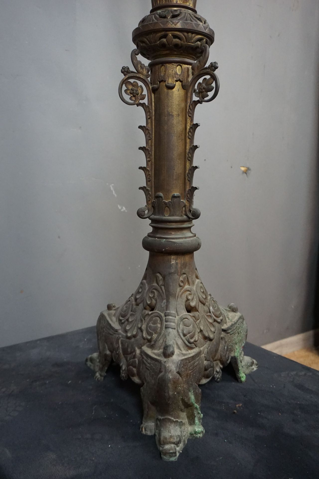 Monumental neogotic candlestick in copper and bronze 19th H205 - Image 2 of 2