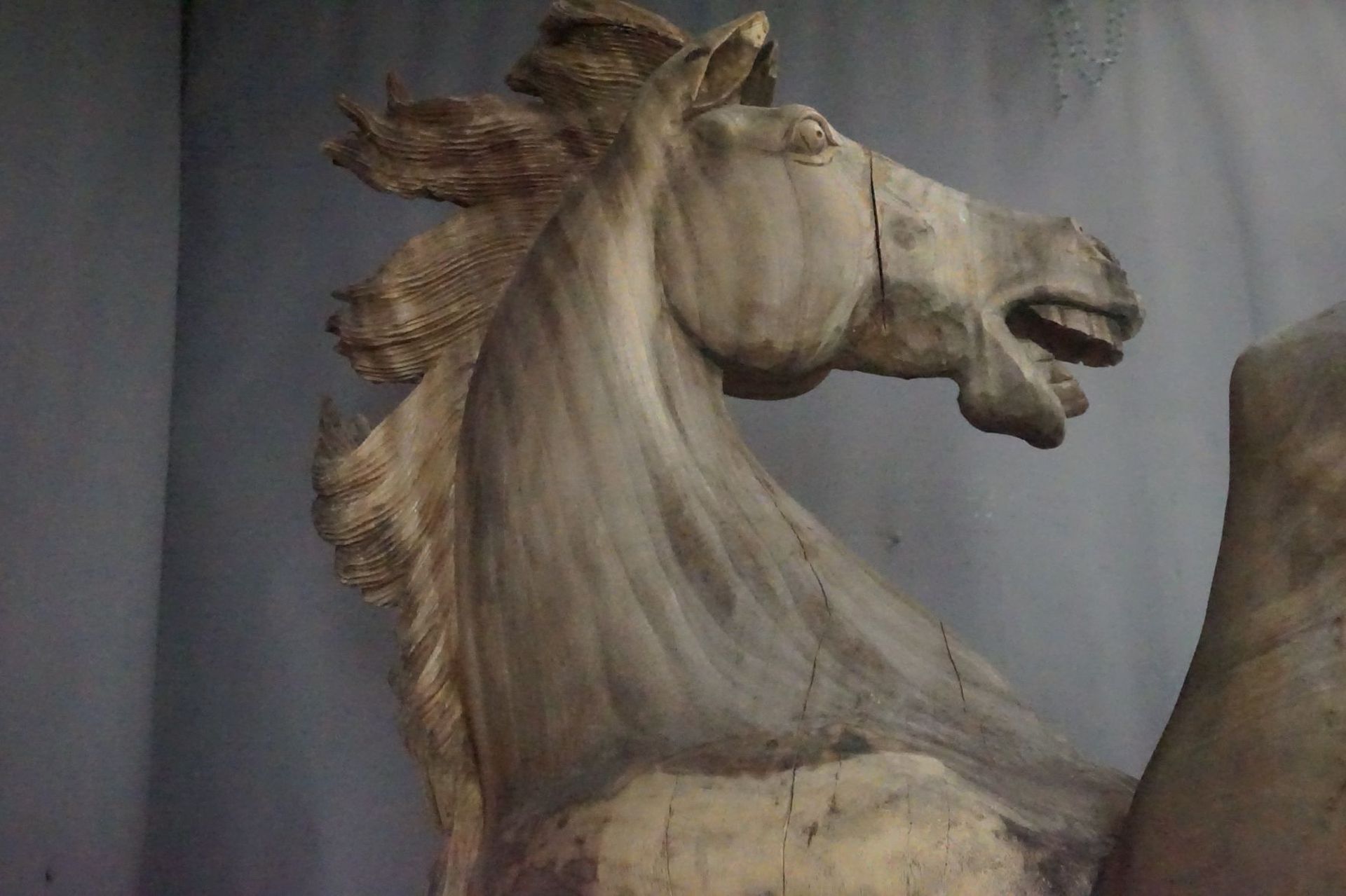 Monumetal, decorative horse in wood H220x50x120 - Image 2 of 3