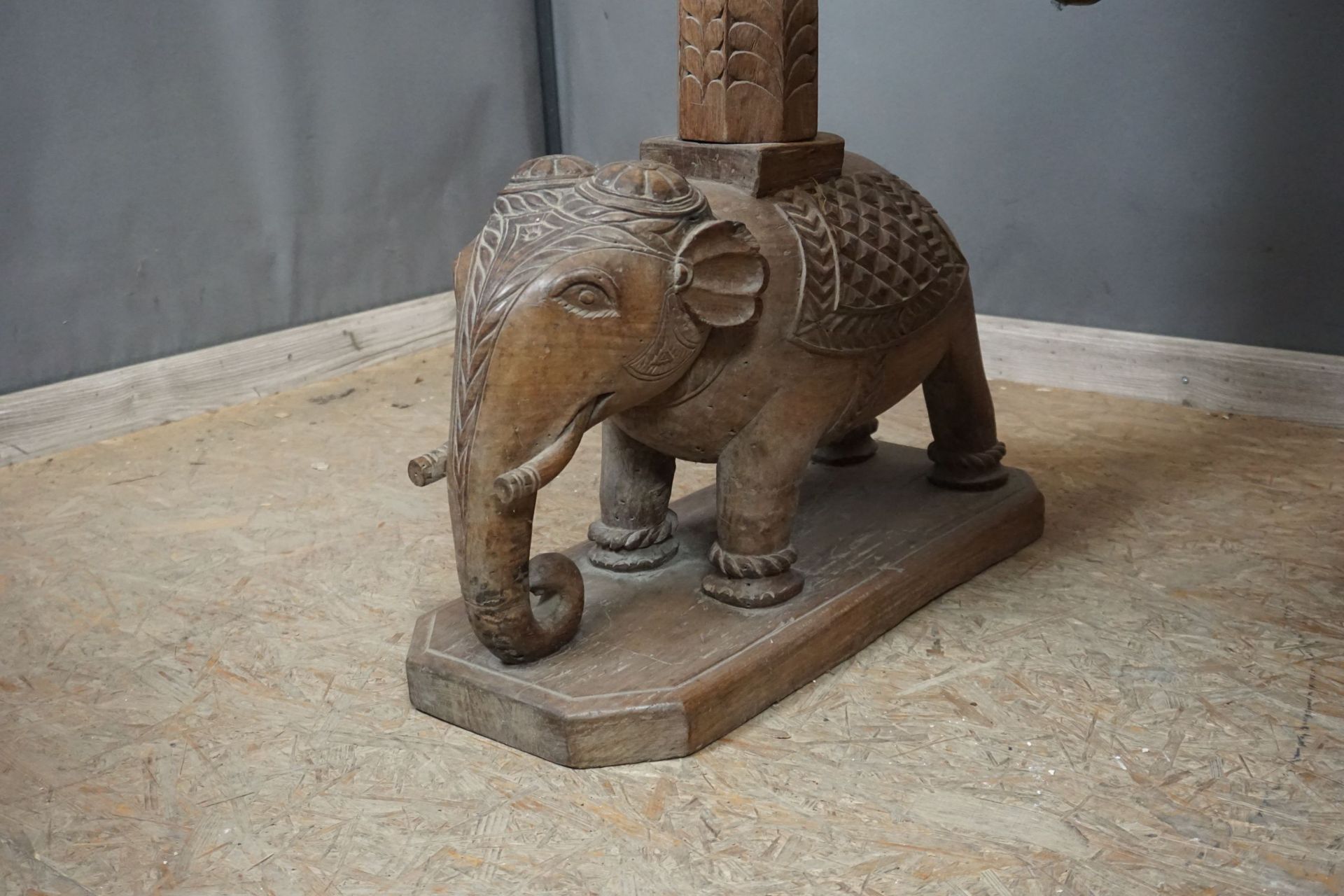 Indian swing in wood with fine sculpting H225x117x60 - Bild 2 aus 2