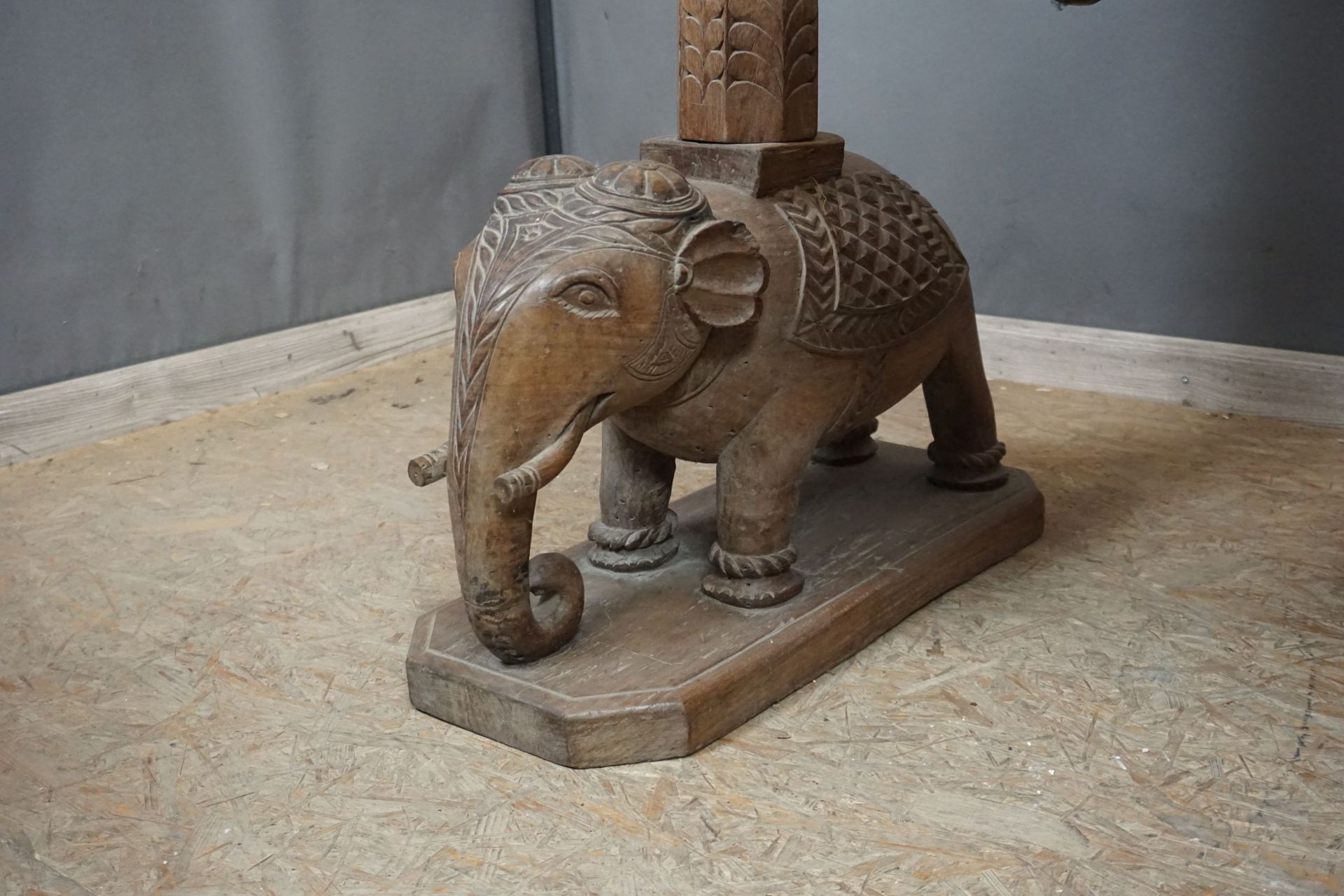 Indian swing in wood with fine sculpting H225x117x60 - Image 2 of 2