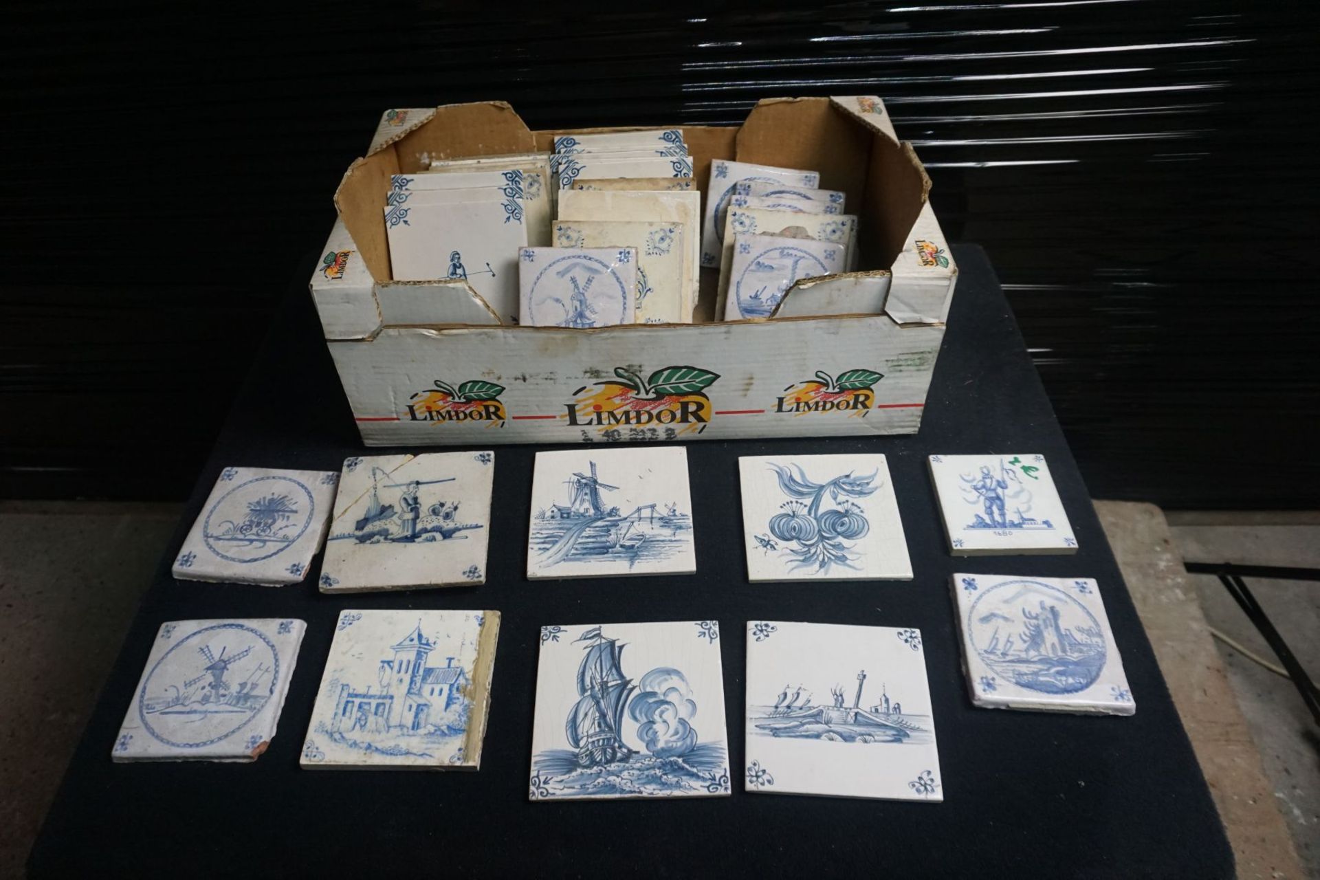 Lot (39) Decorative wall tiles, Delft H13x13