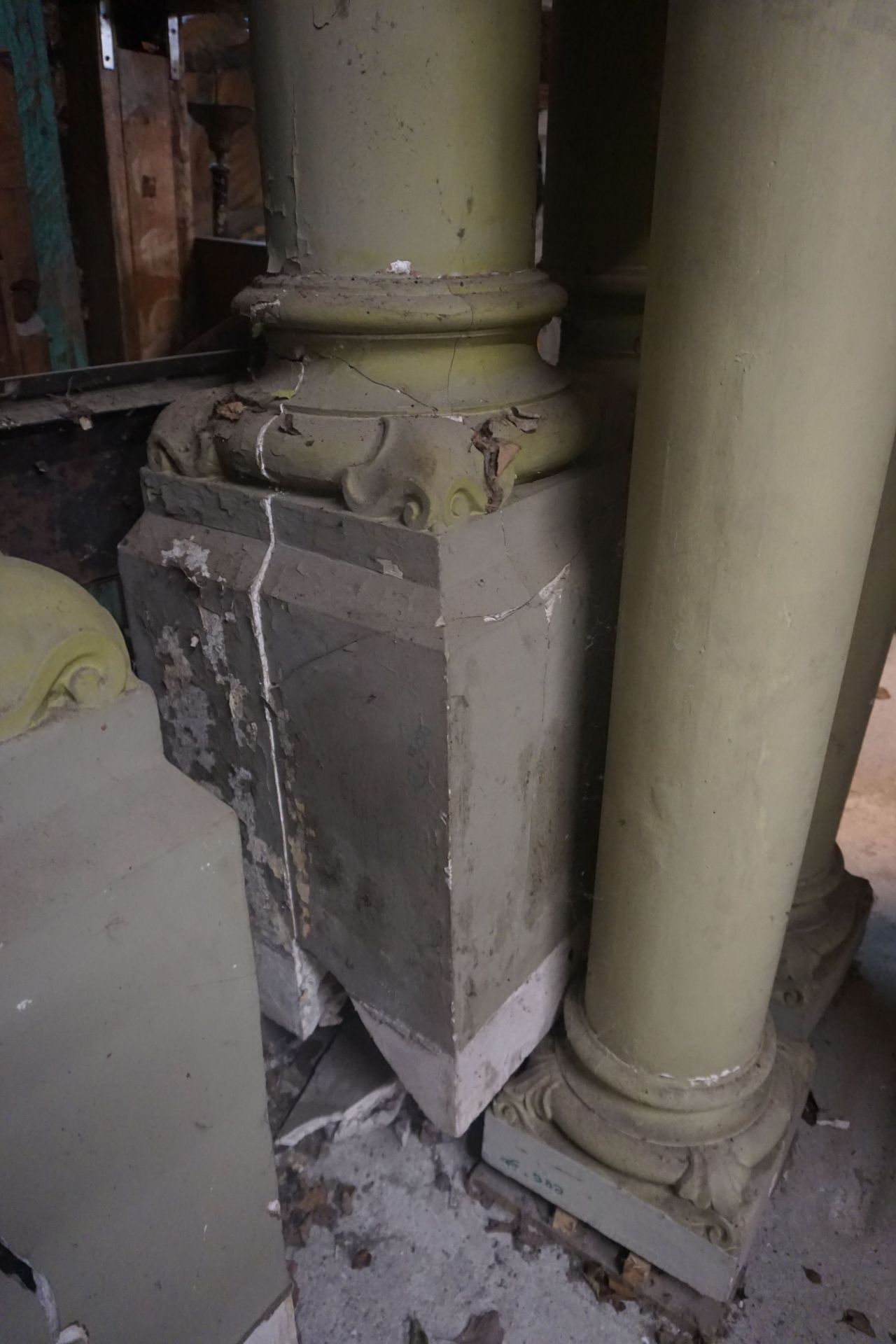 Lot (3) of columns in plaster H305x45x45, damages - Image 4 of 5