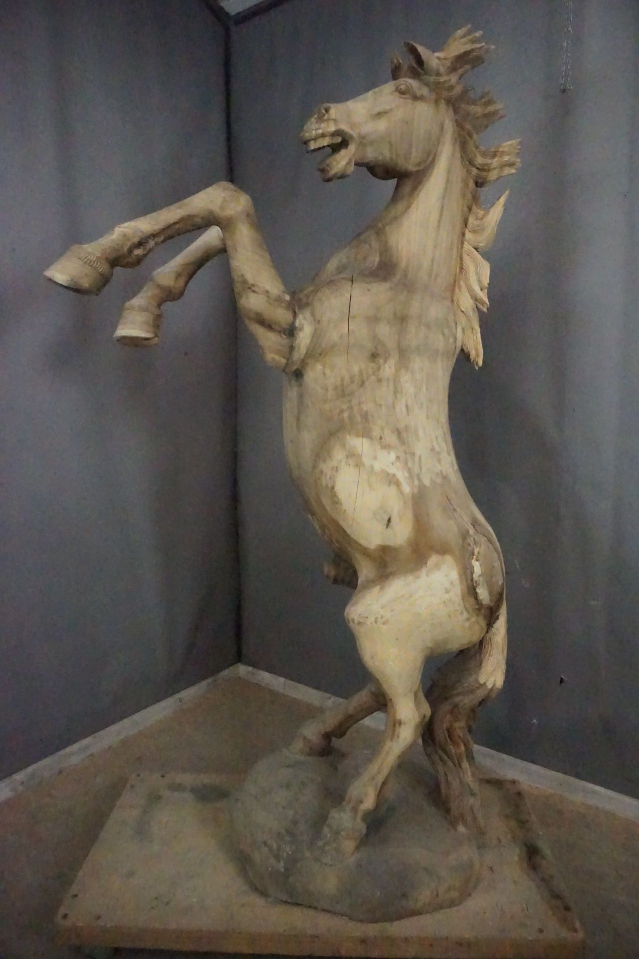 Monumetal, decorative horse in wood H220x50x120