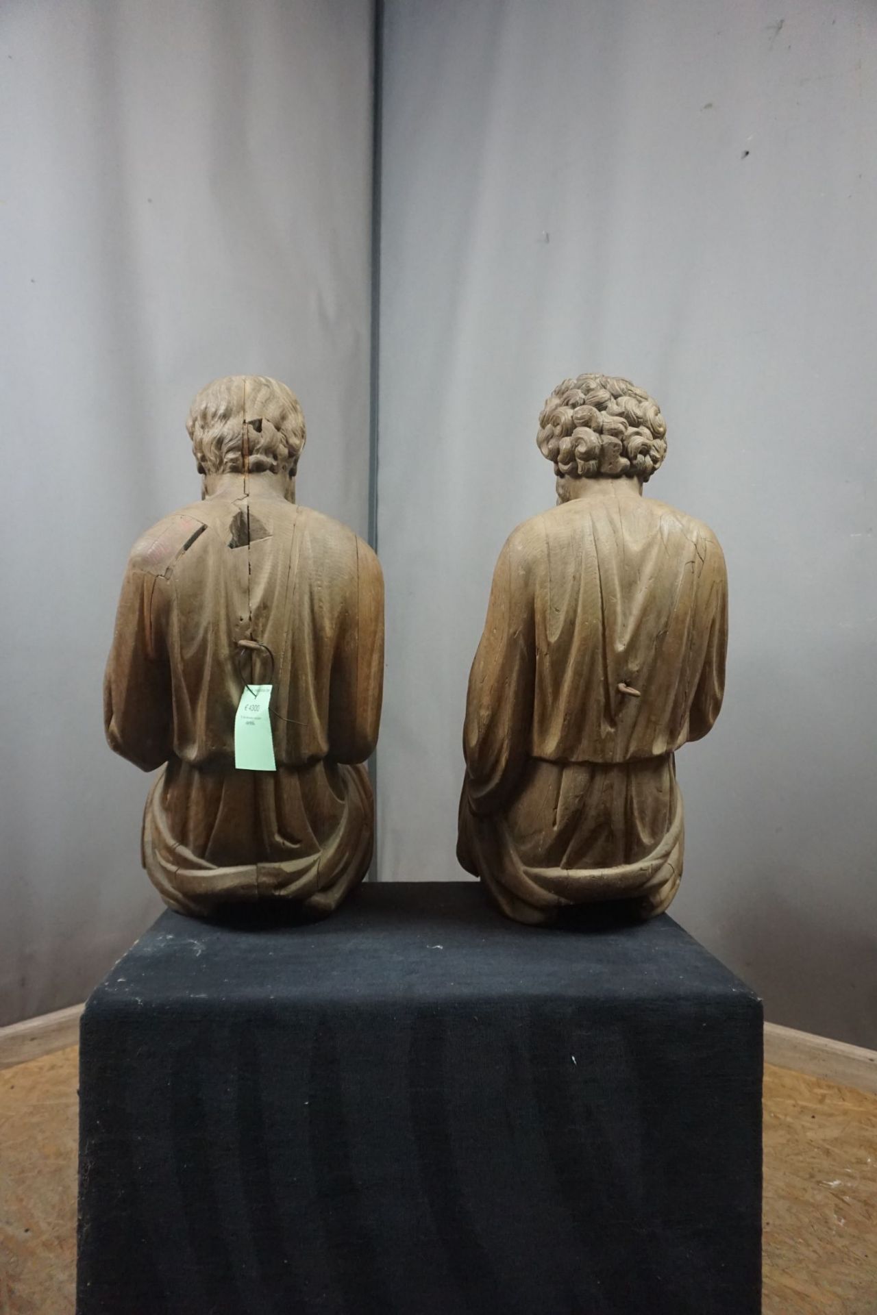 Couple Flemish neogotic sitting sculptures in wood 19th H70x30x45 - Image 4 of 4