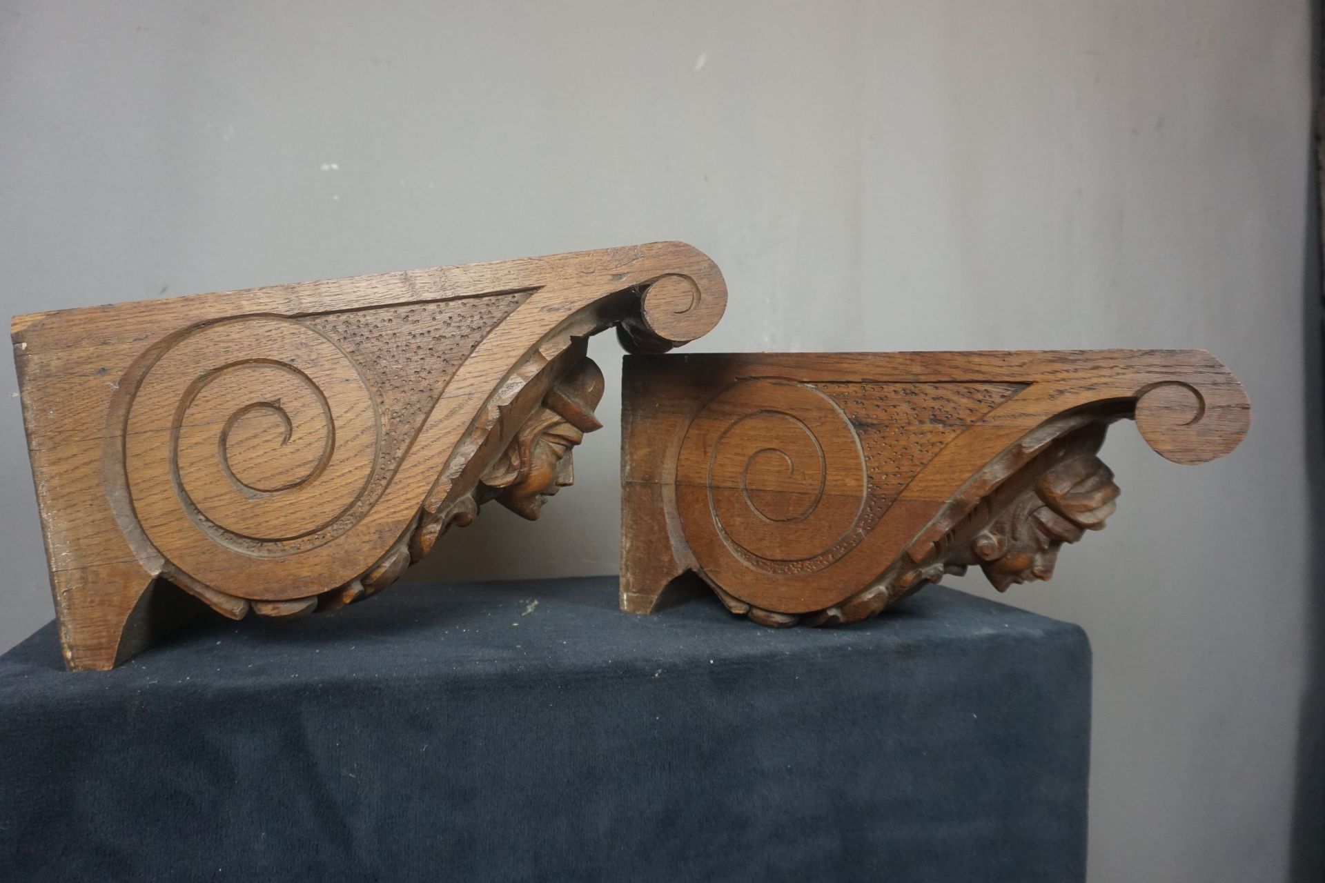 Couple finely sculpted beam soles in oak 19th H40x20x20 - Image 2 of 2