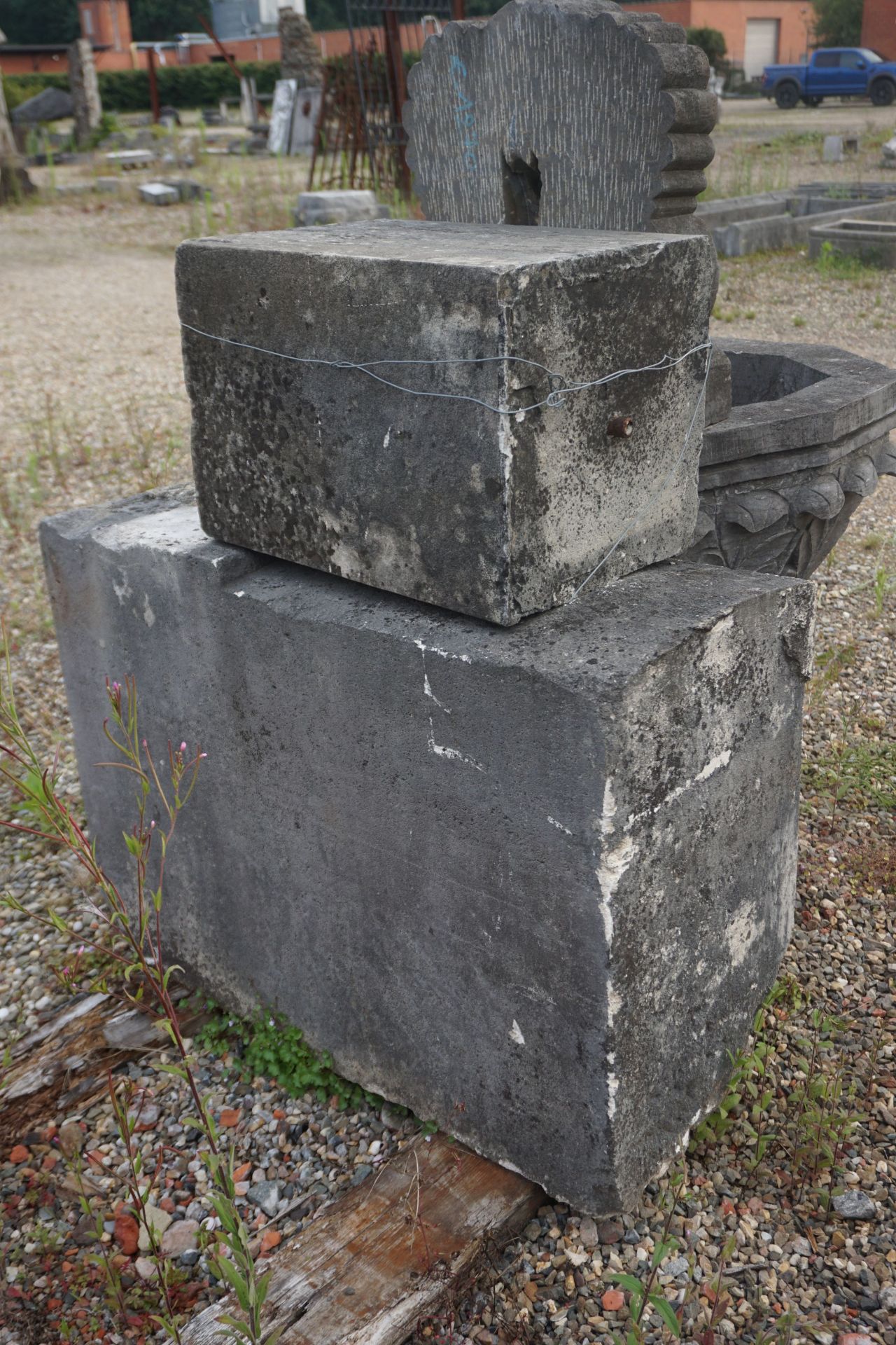 Couple of pedestals in white stone H97x66x40