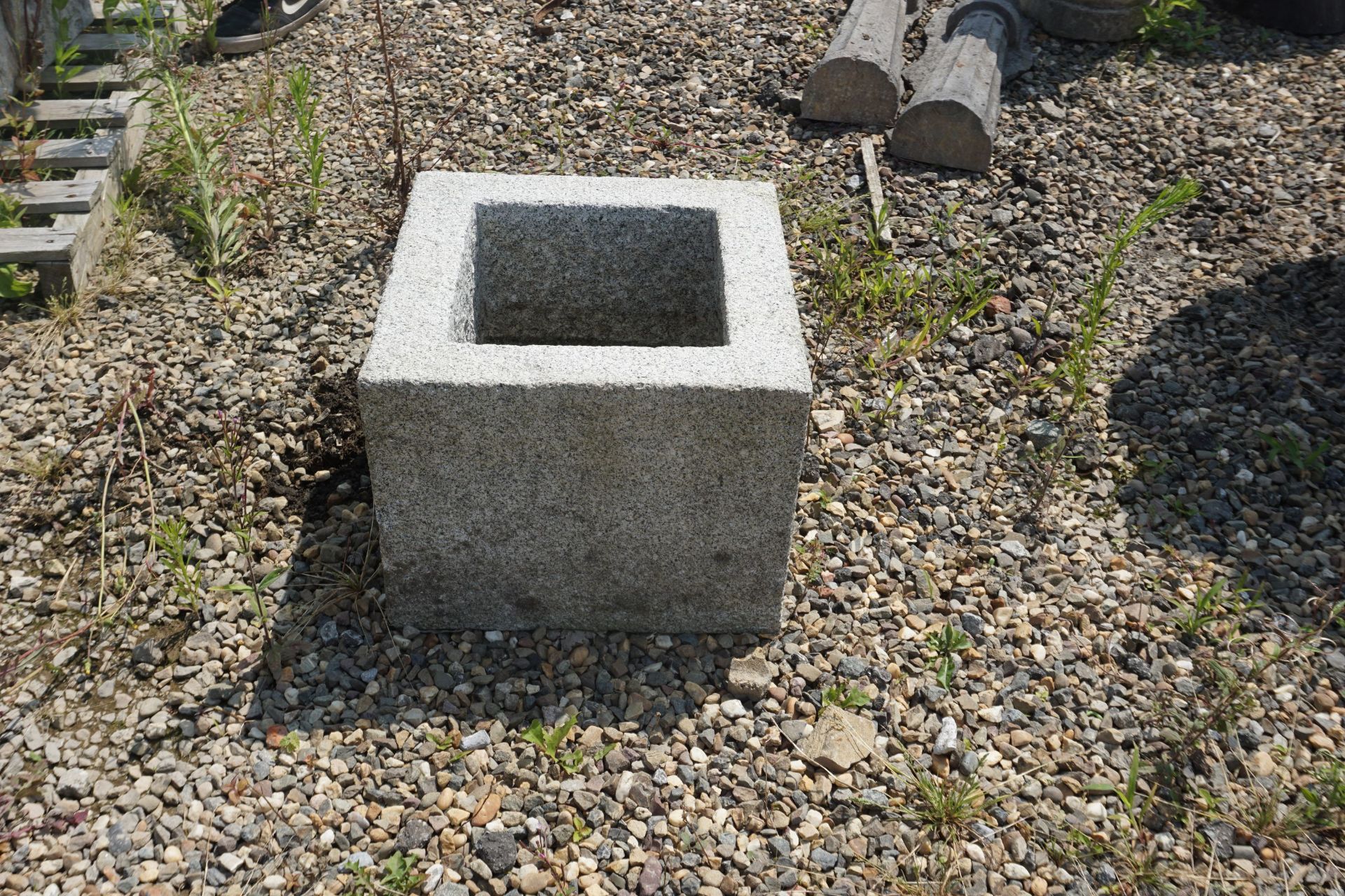 Flowerbox in granite H30x40x40