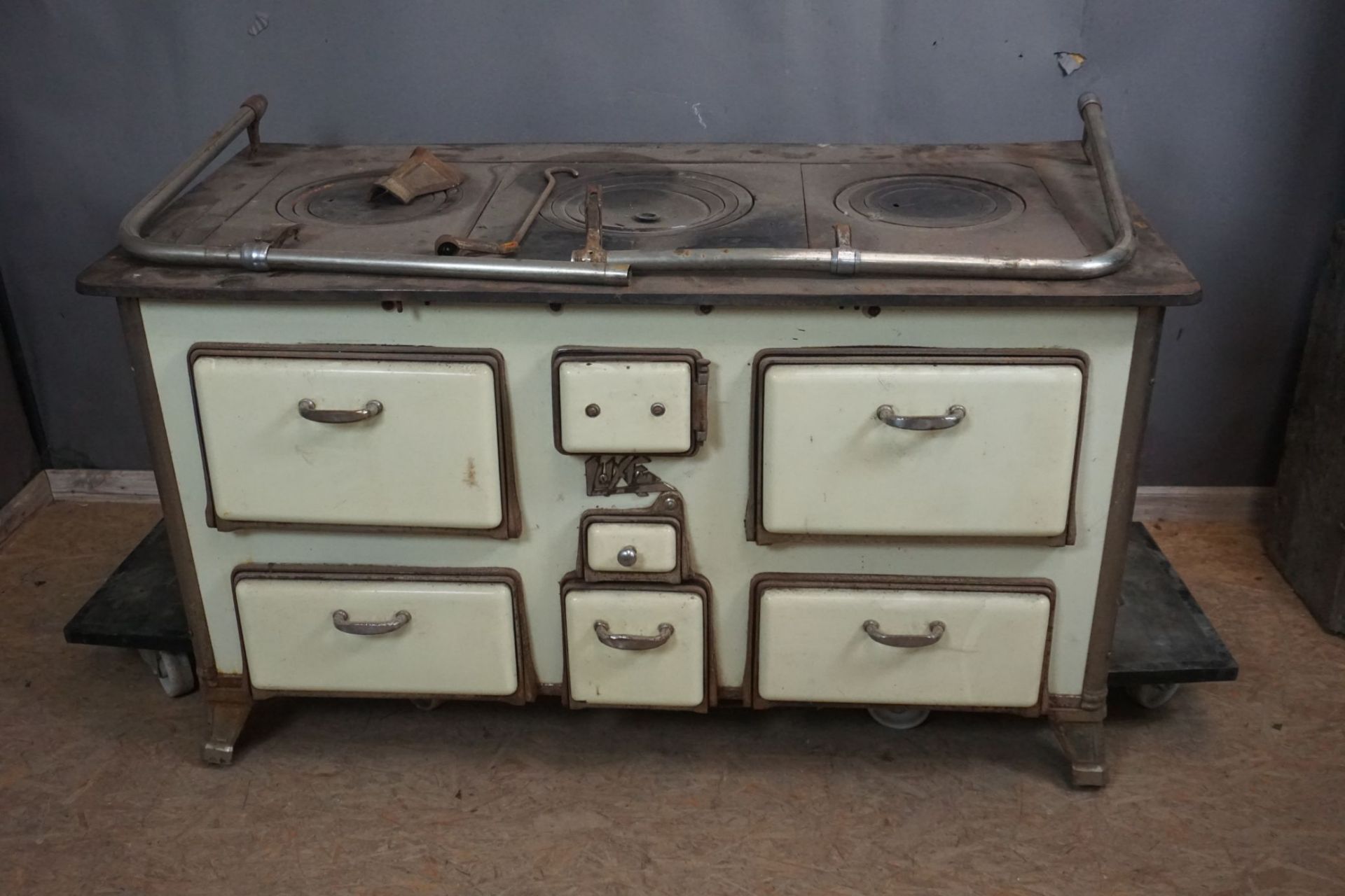 Kitchen stove in cast iron and email H80x133x64