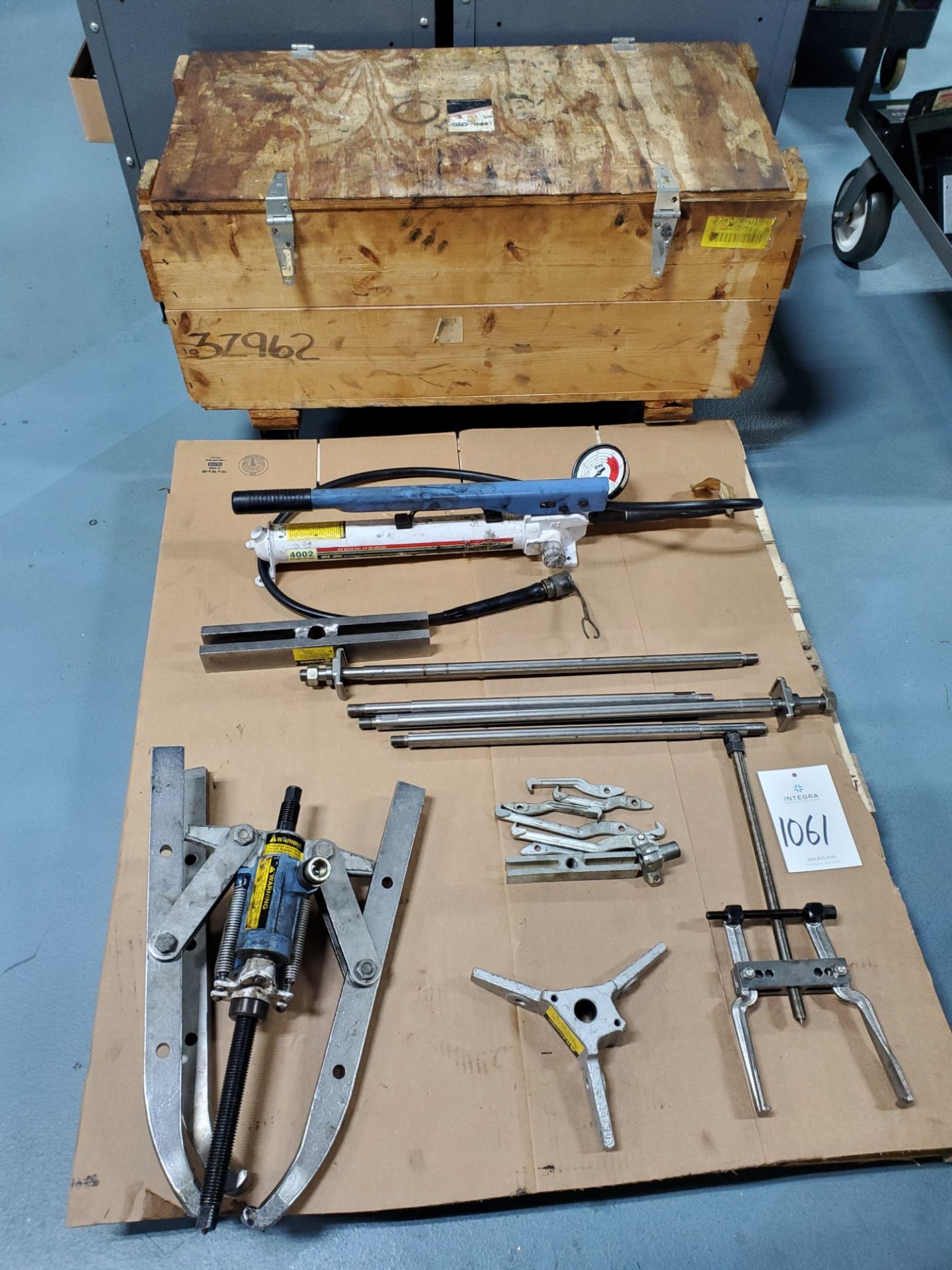 17.7 Ton OTC Hydraulic Gear Pulling Kit