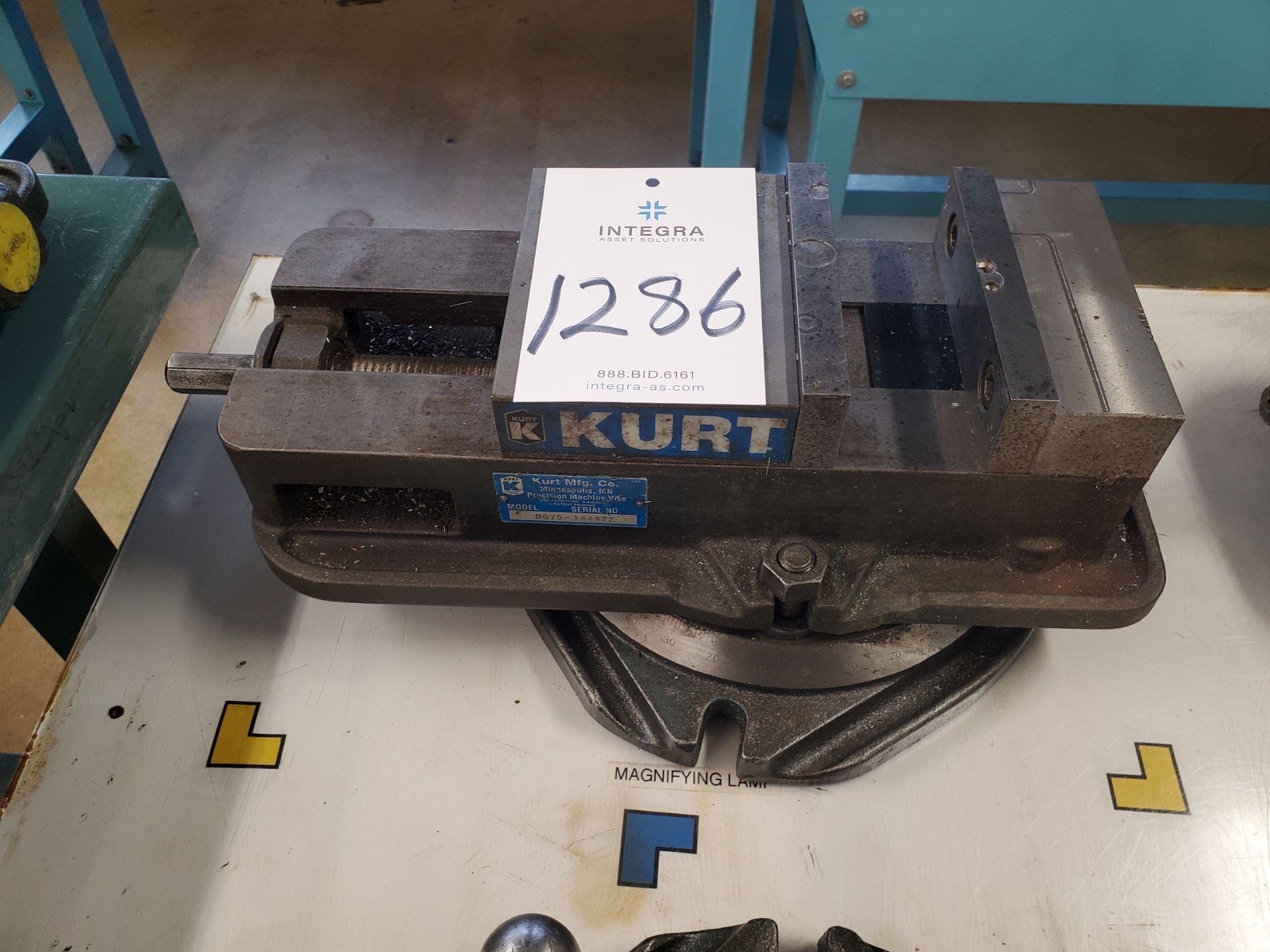 6" Kurt #D675 Machine Vise w/ Swivel Base