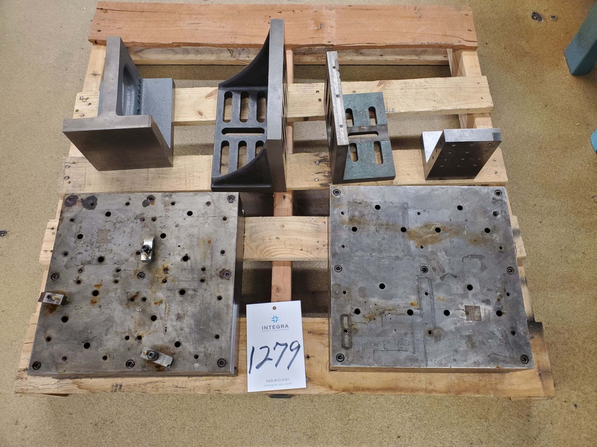 (2) 12" x 12" x 4.5" Risers w/ Lot of Assorted Angle Plates