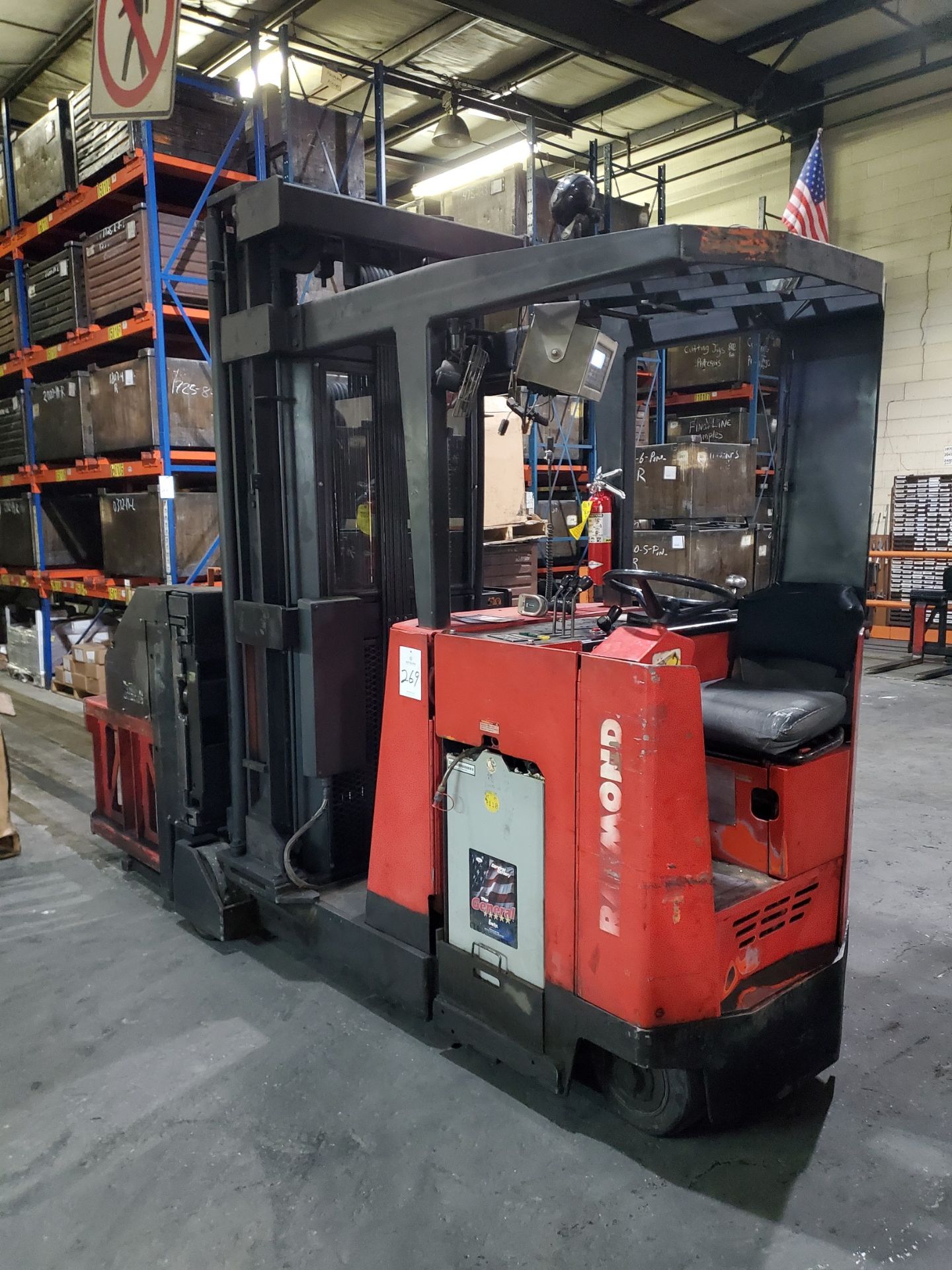 Raymond 80-CSR40TT 4,000-Lb Swing Reach Electric Forklift - Image 2 of 5