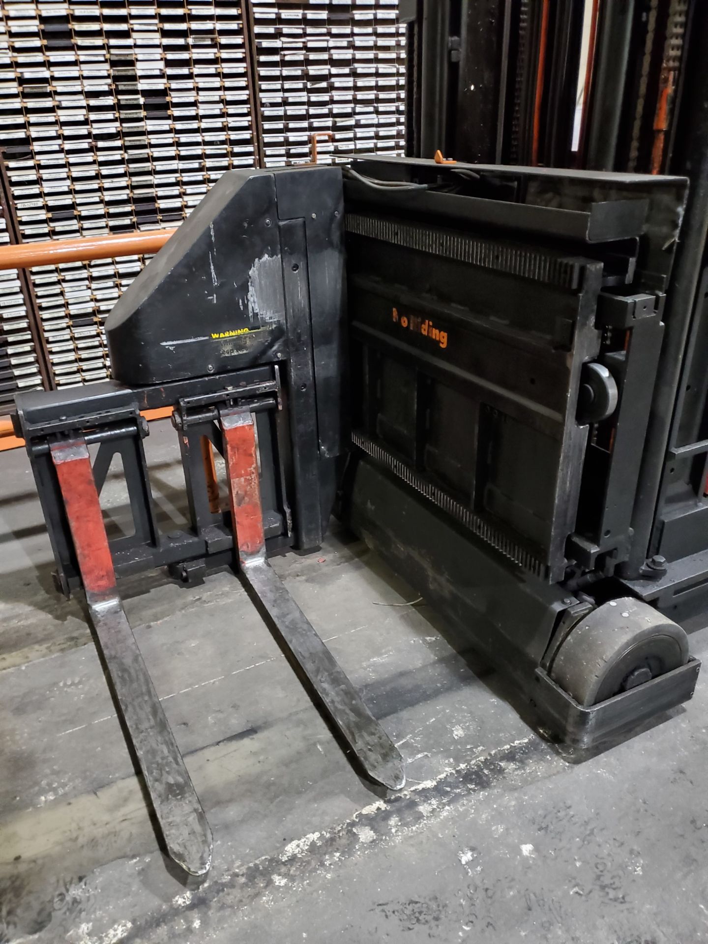 Raymond 80-CSR40TN 4,000-Lb Swing Reach Electric Forklift - Image 2 of 4