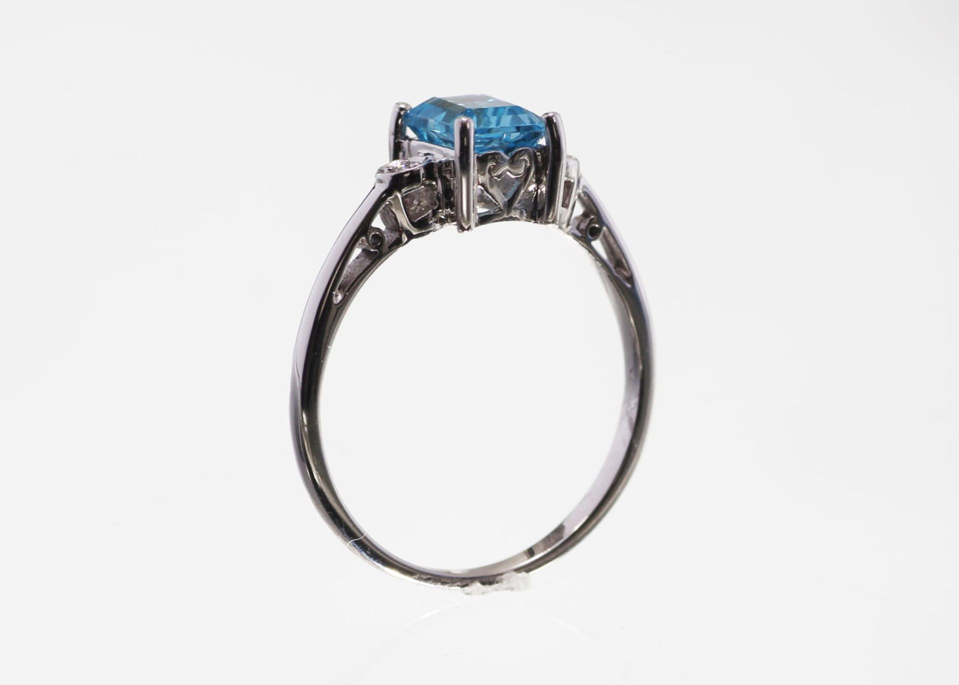 9ct White Gold Blue Topaz Diamond Ring 0.02 Carats - Valued by GIE £1,220.00 - An emerald cut Blue - Image 3 of 5