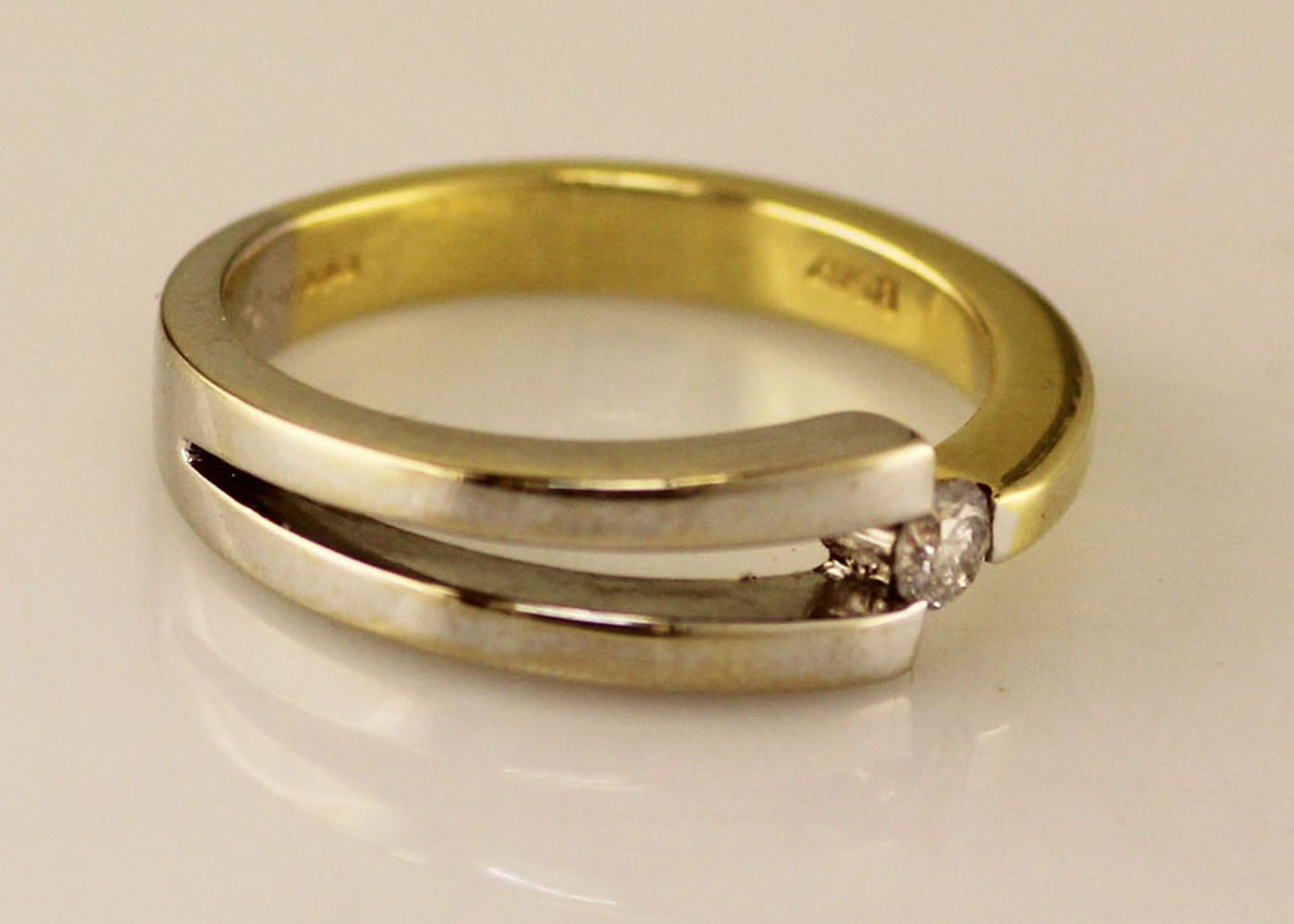 18ct Single Stone Two Tone Diamond Set Ring 0.13 Carats - Valued by AGI £2,355.00 - A beautiful - Image 5 of 8
