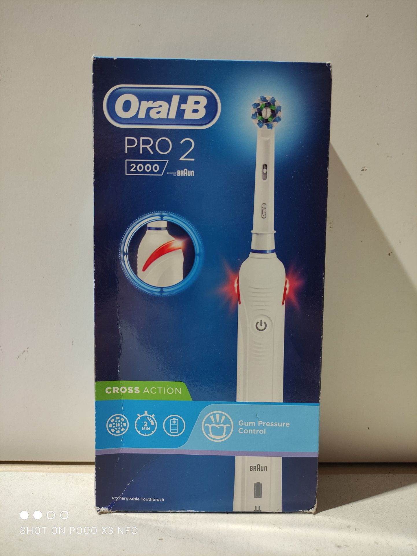 RRP £34.99 Oral-B Pro 2 CrossAction Electric Toothbrush - Image 2 of 2