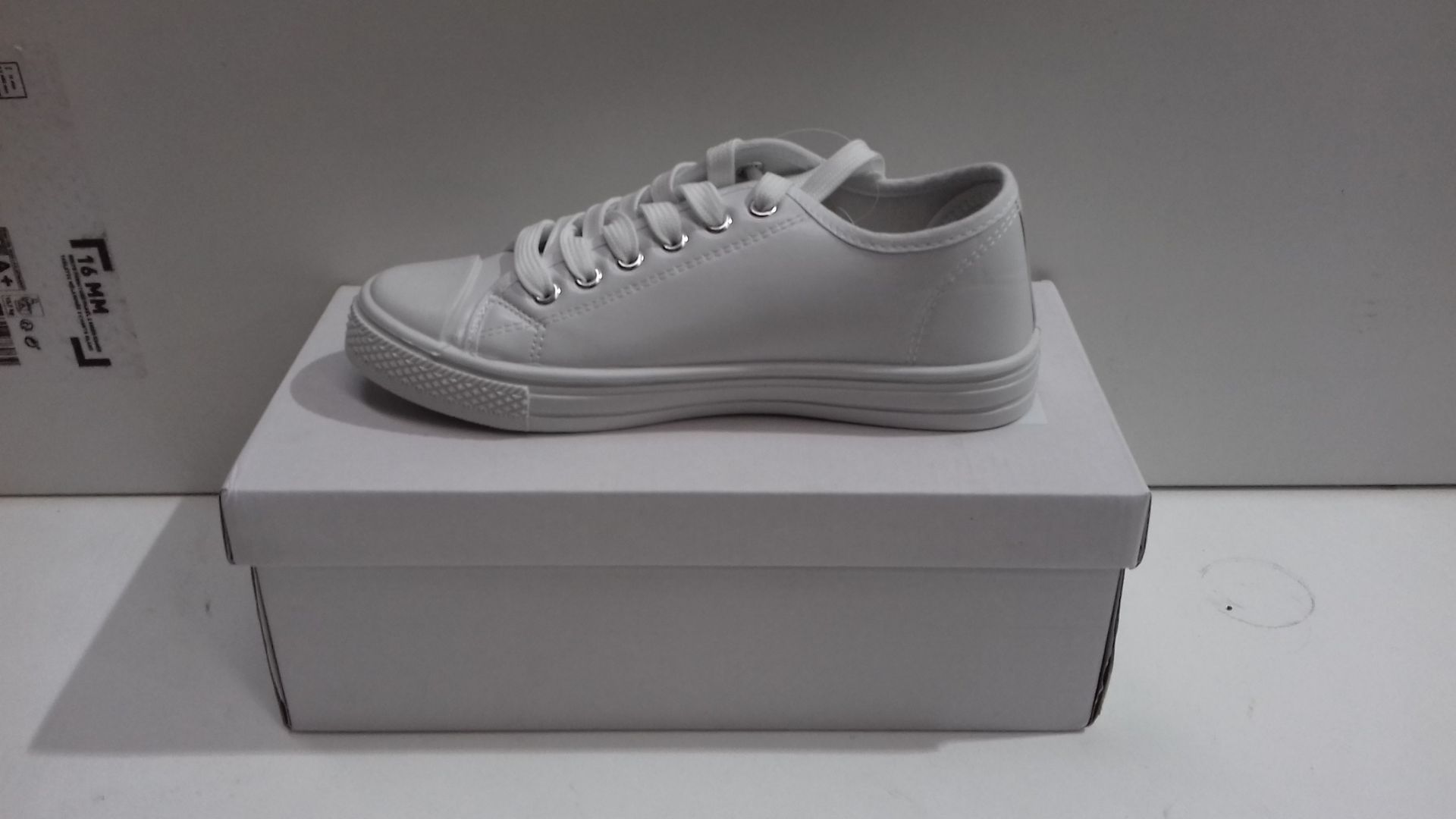 RRP £15.00 Lace Up Flat Trainers Shoes White Leather Style Sz 4 - Image 2 of 2