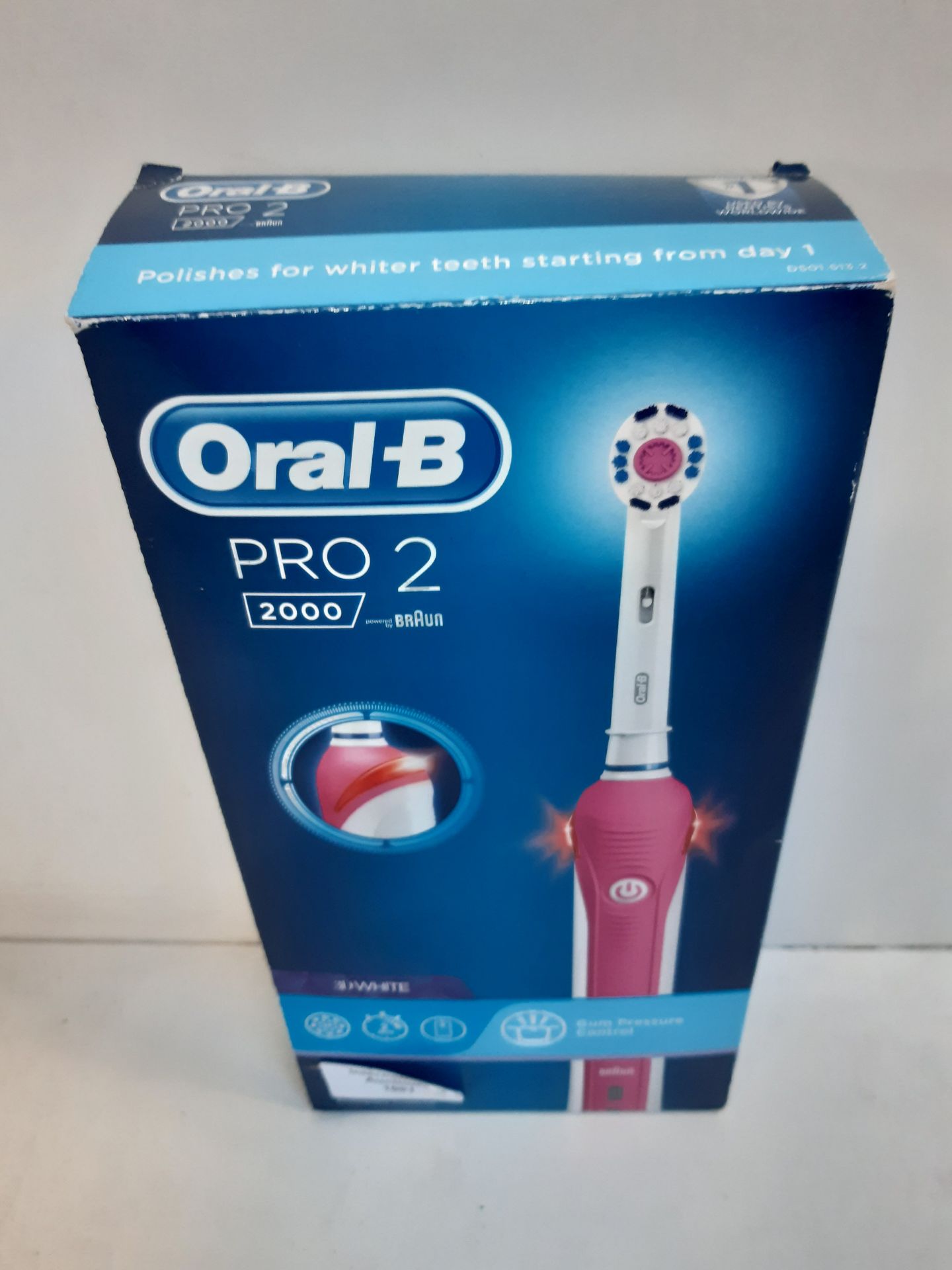 RRP £38.00 Oral-B Pro 2 3D White Electric Toothbrush - Image 2 of 2