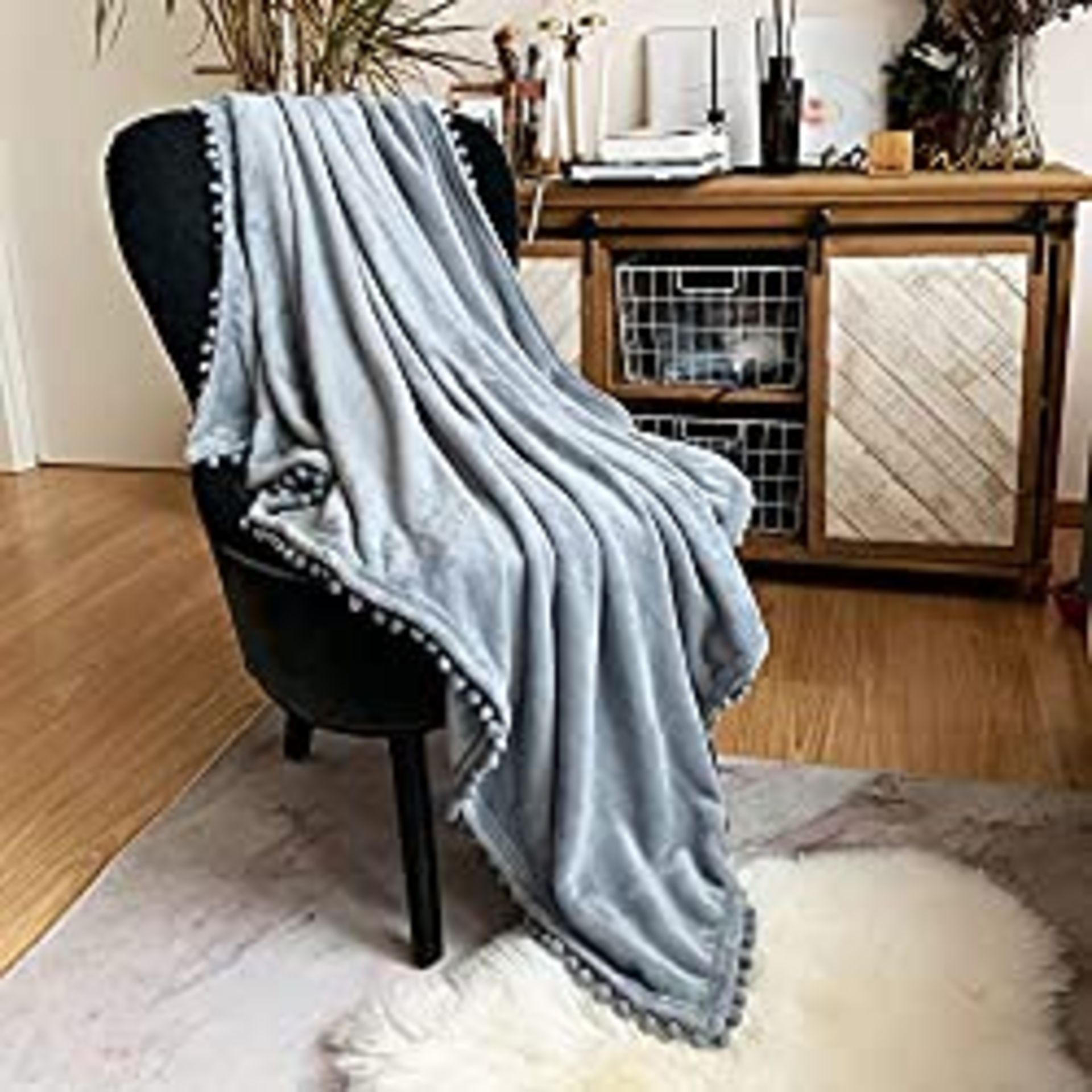 RRP £35.99 BRAND NEW STOCK LOMAO Pom Pom Throw Blanket