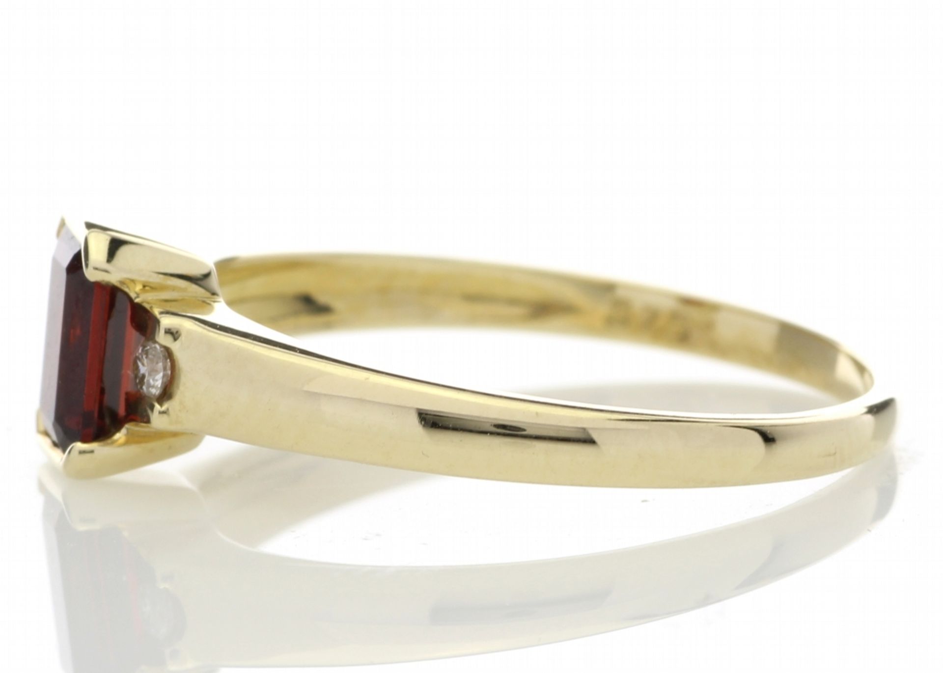9ct Yellow Gold Emerald Cut Garnet Diamond Ring 0.05 Carats - Valued by GIE £1,445.00 - 9ct Yellow - Image 3 of 5