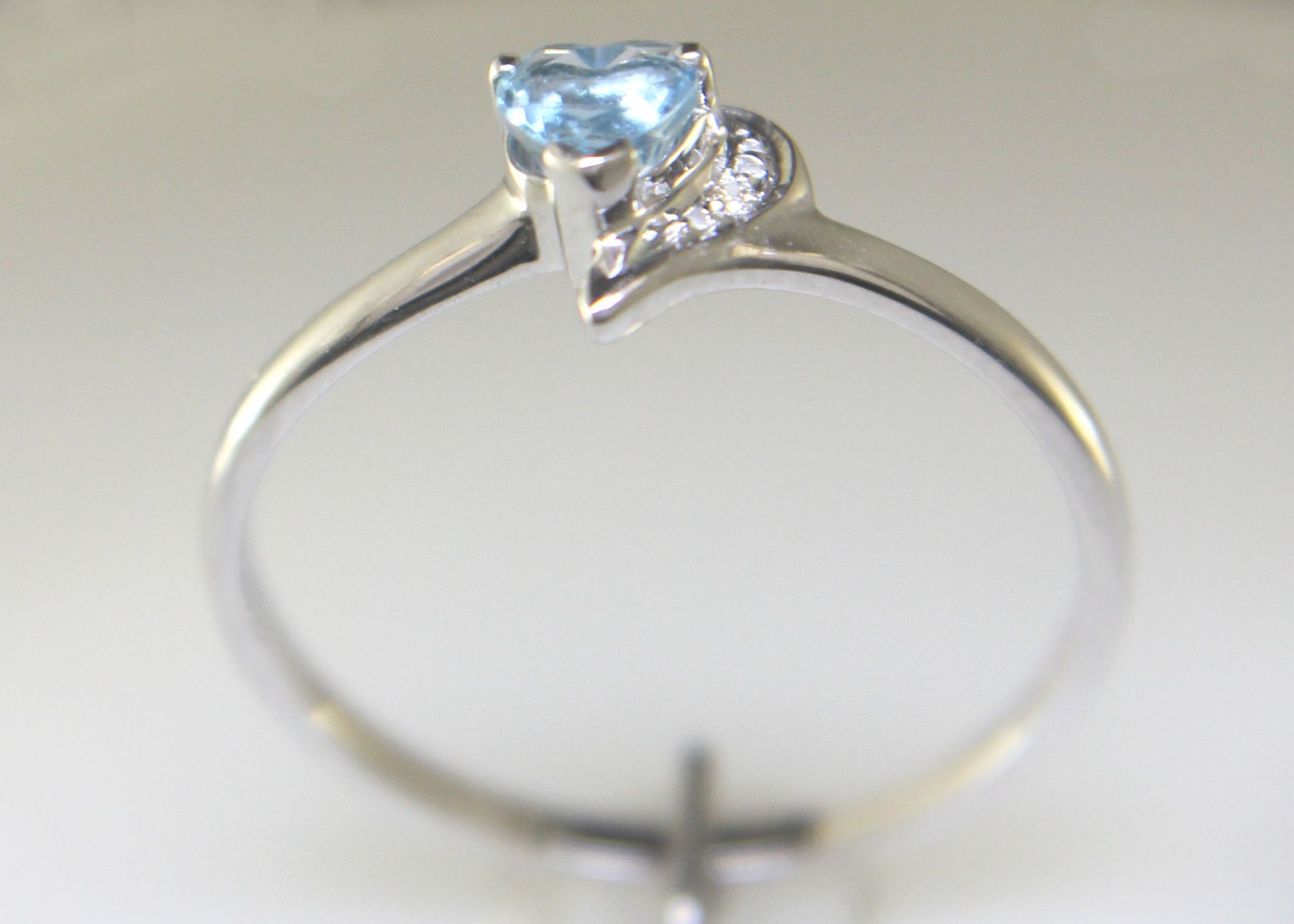 9ct White Gold Fancy Cluster Diamond And Blue Topaz Ring 0.01 Carats - Valued by GIE £644.00 - 9ct - Image 5 of 6