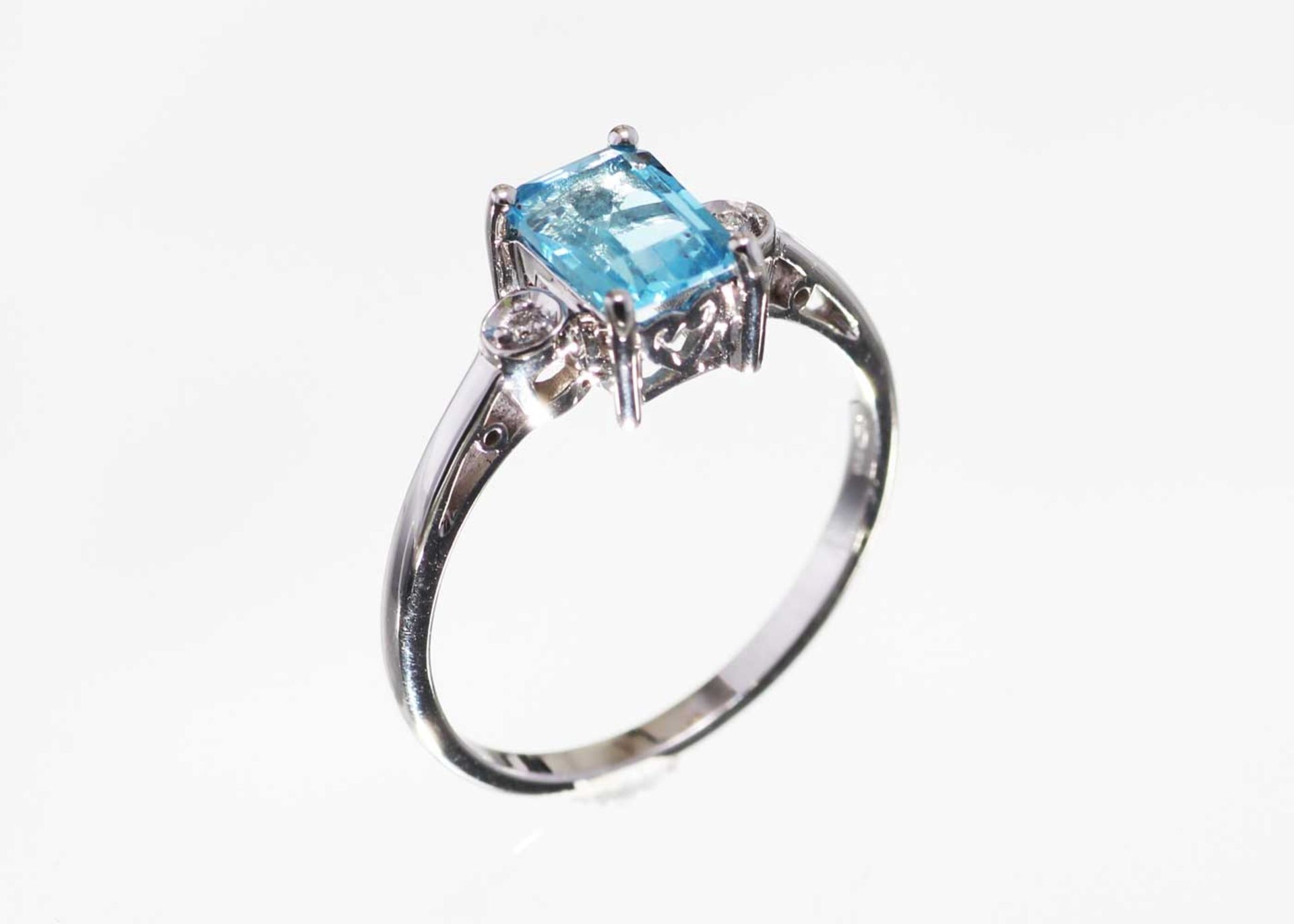9ct White Gold Blue Topaz Diamond Ring 0.02 Carats - Valued by GIE £1,220.00 - An emerald cut Blue - Image 2 of 5