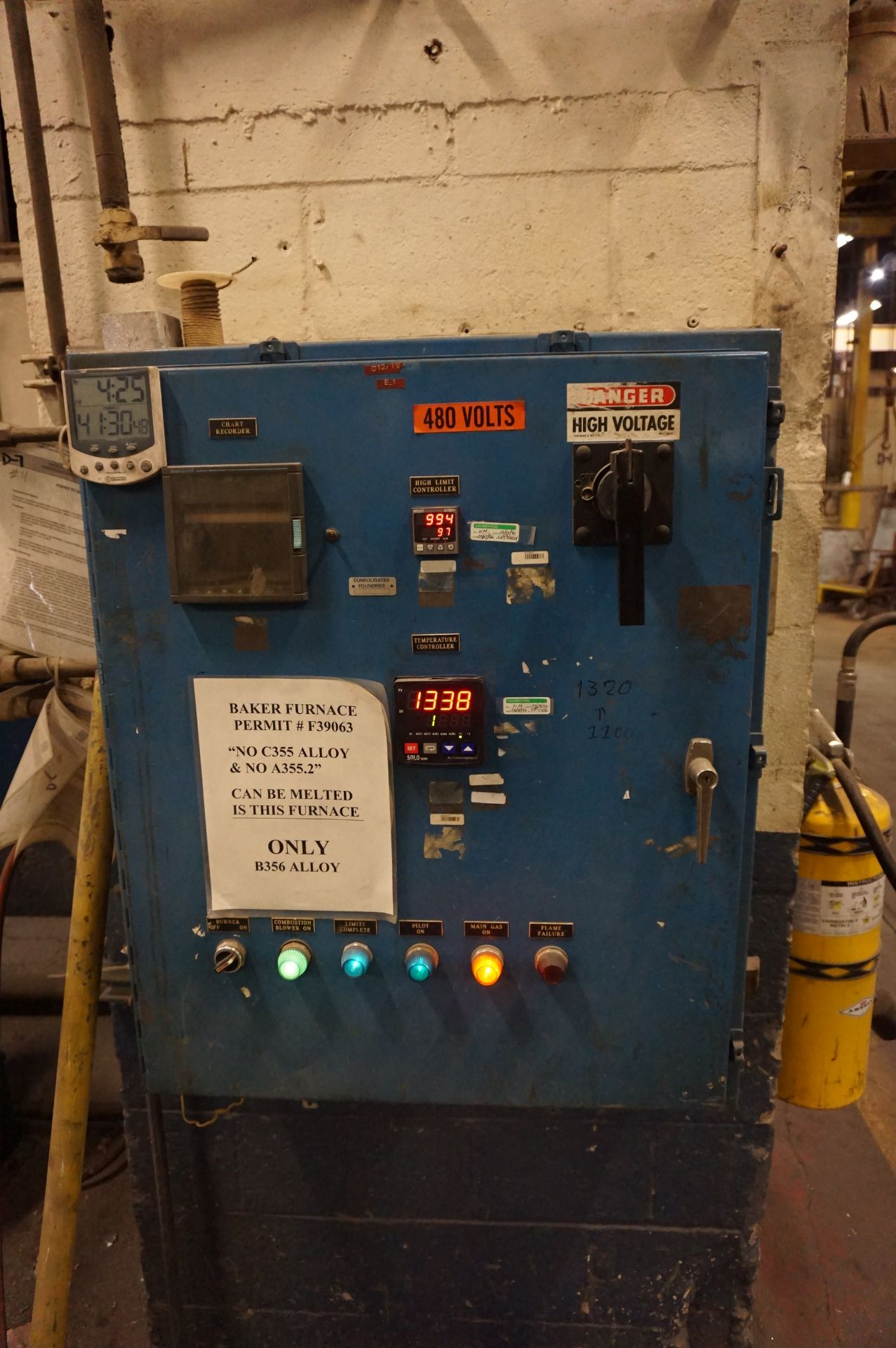 STATIONARY GAS FIRED FURNACE WITH BLOWERS, 900 LB, ALUMINUM MELTING *STILL IN USE AT TIME OF CATALOG - Image 4 of 5