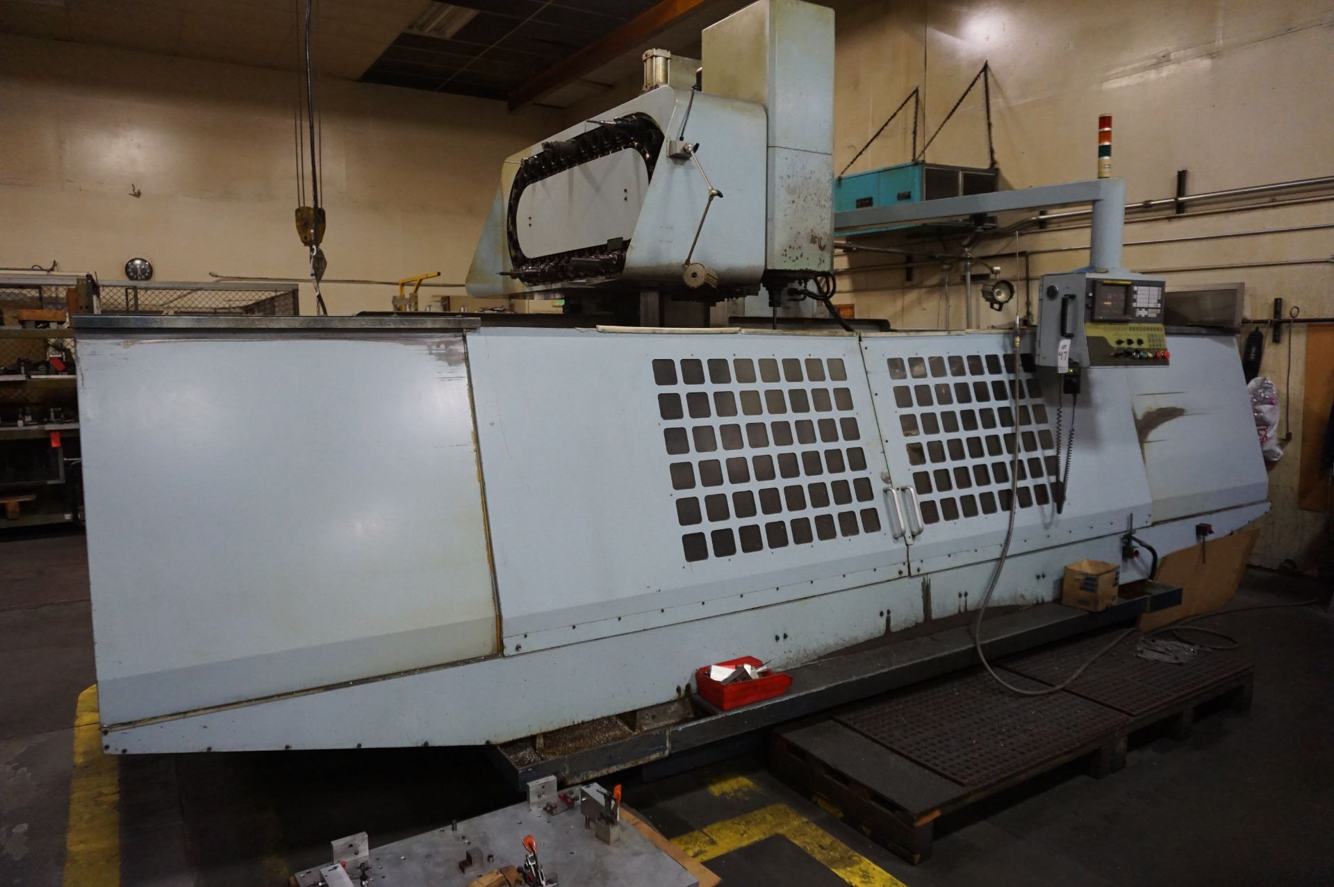 YAMAGE TECHNO CORPORATION MODEL SMV-2200 CNC VERTICAL MACHINING CENTER, S/N 992201, FANUC 18-M