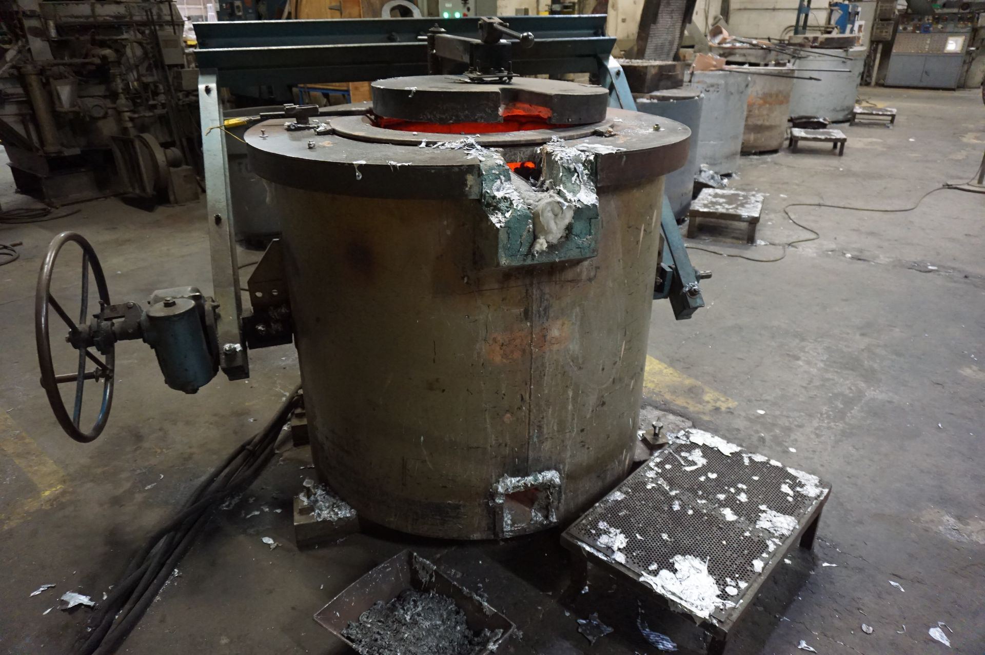 MORGAN MODEL EL 500 LADLE FURNACE, ALUMINUM MELTING, 975 LBS CAPACITY, 36 KW WITH CONTROLS **Rigging - Image 2 of 4